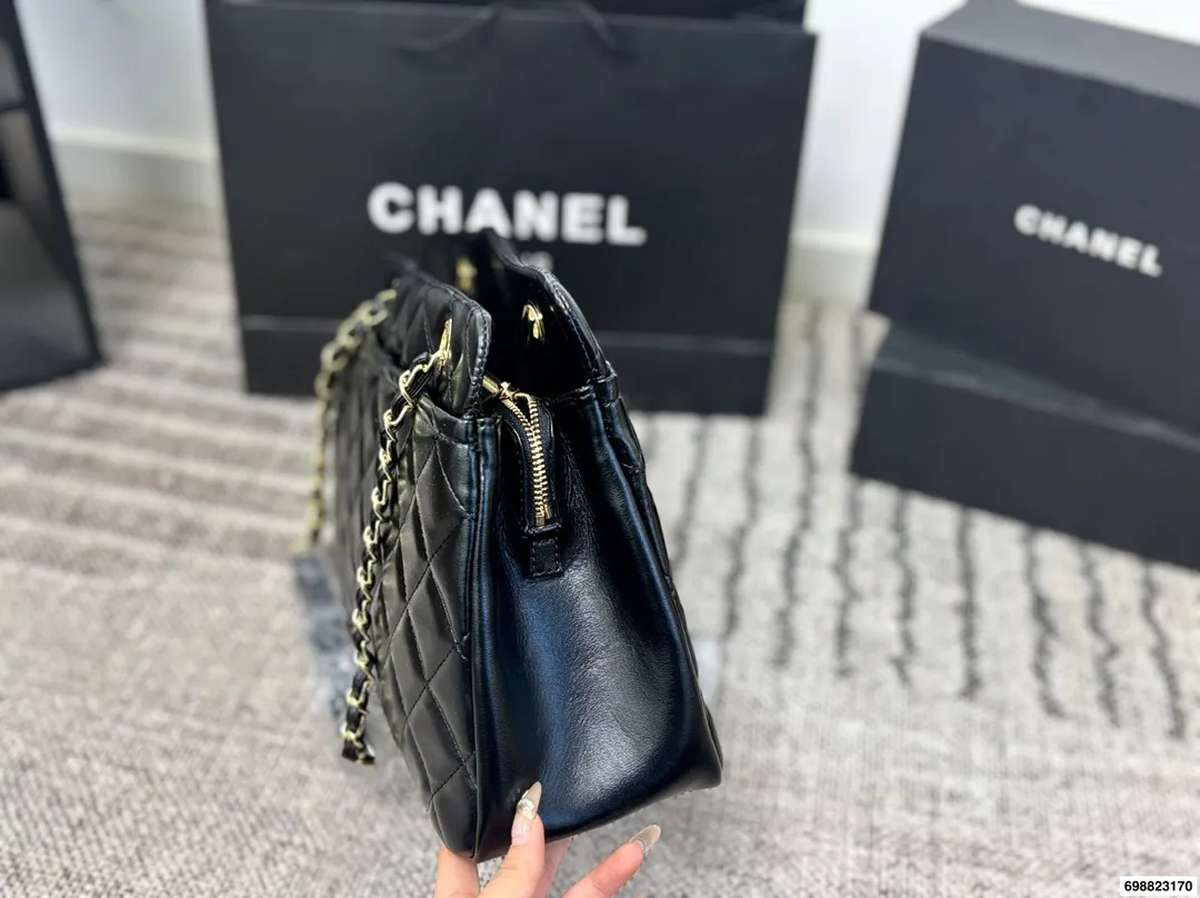P230⚠️尺寸37*24 香奈儿 Chanel 托特腋下链条⛓️包 经典菱格纹＋银色链条，低调又奢华，日常通勤超适合！容量大，内部多隔层，收纳力满分上。链条可调节，单肩or斜挎都OK，实用又时髦，是香奈儿托特包里的热门款！