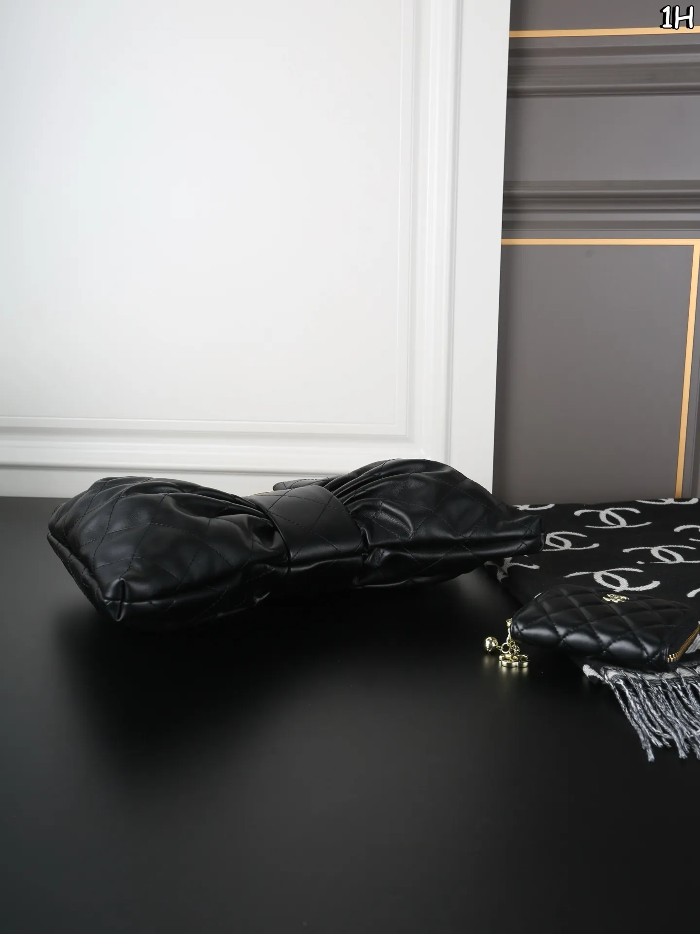 P150 CHANEL香奈儿 蝴蝶结链条包➕围巾➕钱包 Chanel蝴蝶结包太可爱了 酷女孩必备 25K蝴蝶结手袋🎀中号太可爱啦 融合经典菱格纹，休闲又甜美 让一整个包都好甜美啊打破包包的常规形态！让蝴蝶结从配饰成为主角👑 双𝐂扣在包中间很抢眼[萌萌哒R] 羊皮营造出一种&ldquo;蓬松&rdquo;&ldquo;柔美&rdquo;的感觉～ 尺寸：41&times;28/12&times;9.5