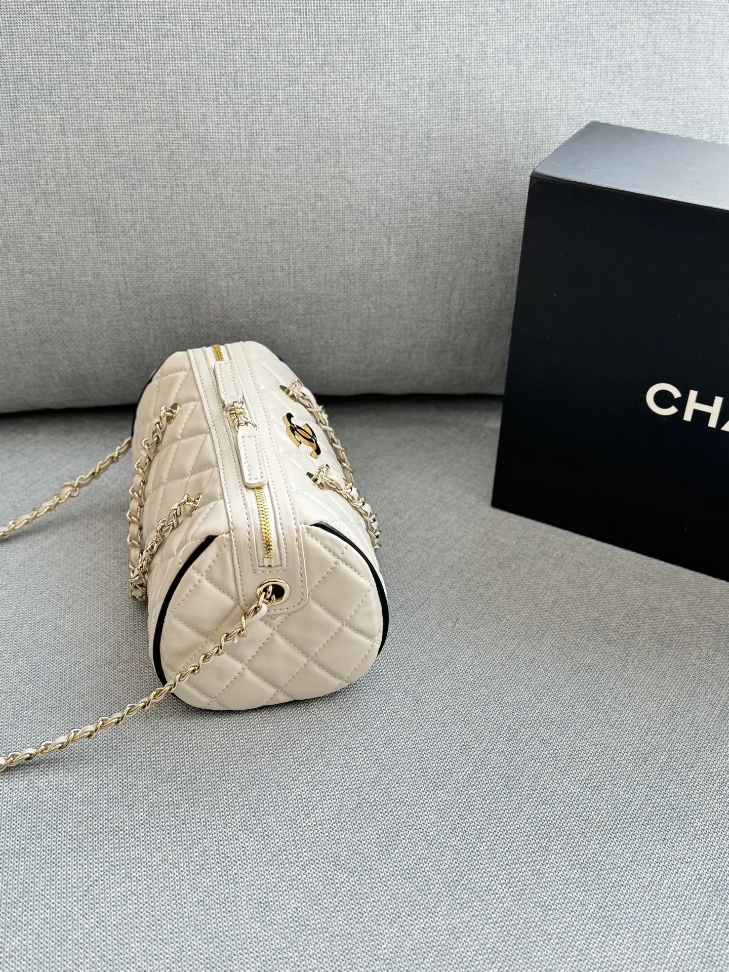 💰180 size:19×11 CHANEL香奈儿 25P 撞色 保龄球包 圆筒包 斜挎单肩包 经典黑色白色菱格纹小羊皮,黑色滚边+金色五金,黑白撞色超有辨识度十。小巧圆筒造型,容量刚好,手机、口红都能装下。链条肩带+手柄设计,手提斜挎都很方便,日常出街百搭不出错!