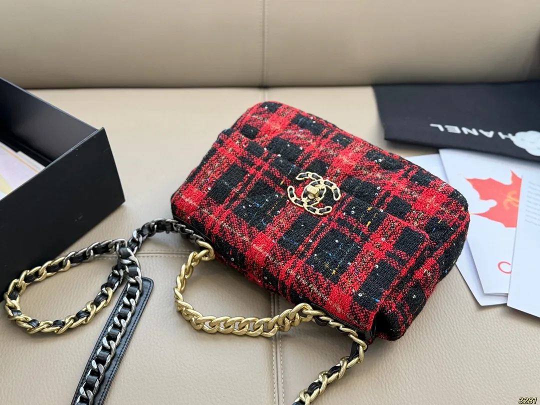 &yen;170折叠盒 香奈儿Chanel19bag 高级感满满 经典中的经典 任何搭配都可轻松驾驭 尺寸：24 16