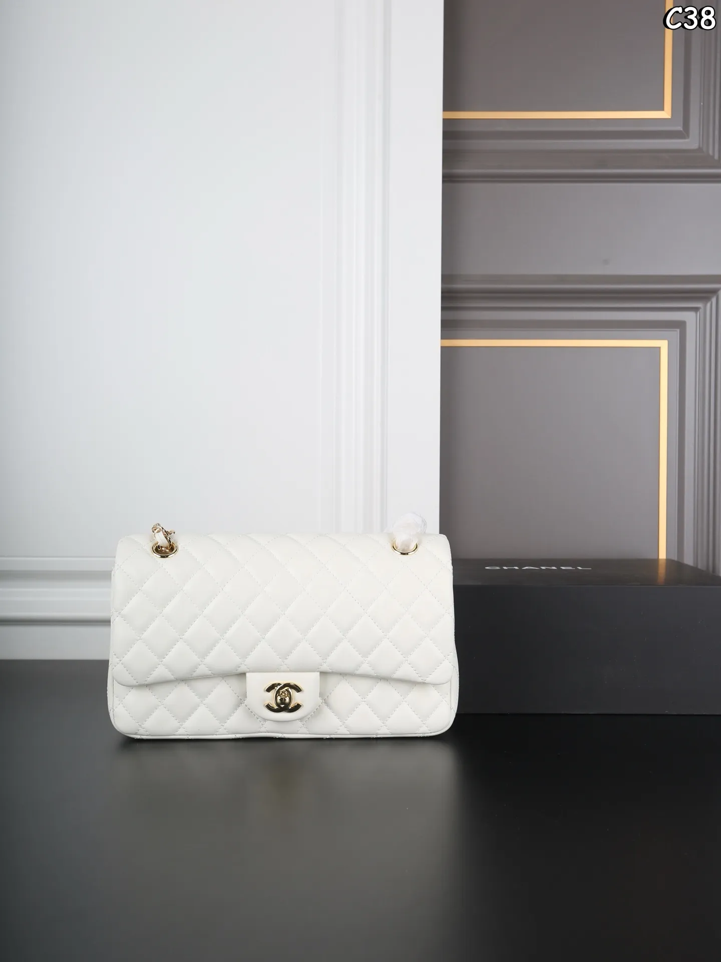 P185 全套礼盒 CHANEL香奈儿 Classic Flap CF 羊皮纹 链条包 口盖包斜挎单肩包 经典永不过时🌟 我真的无法拒绝这款小香[哇R] -黑金羊皮cf中号 经典款就是要配小羊🐑 更能体现出他的优雅 在阳光下光打在包包上真的不要太漂亮 是我心中的白月光了🤍 尺寸：25&times;15