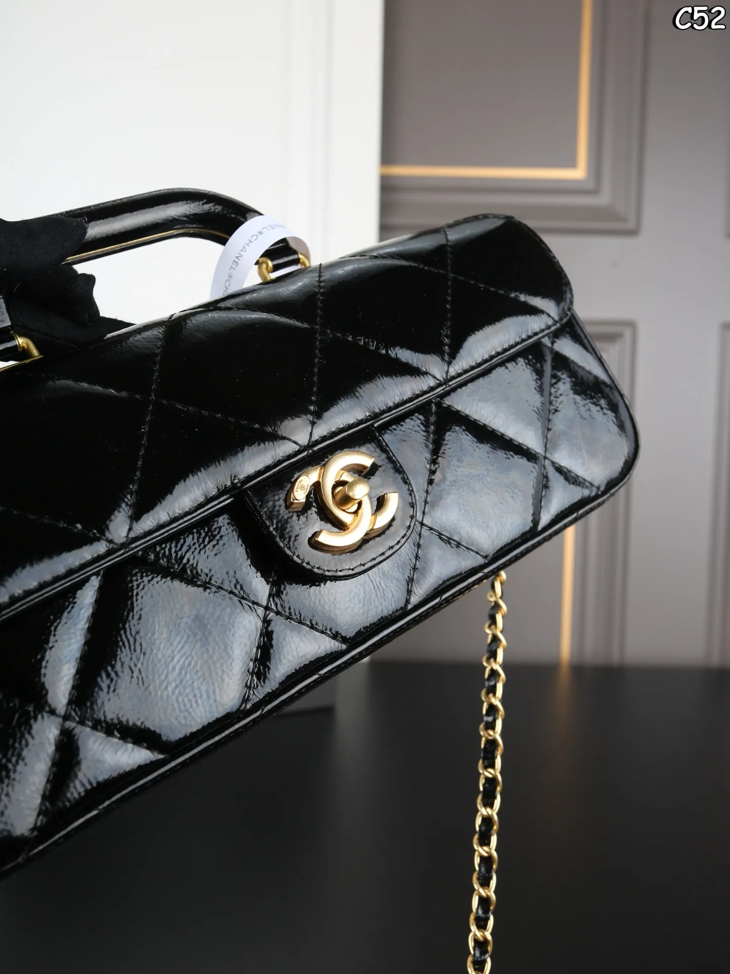 大P260 全套礼盒 小P250 全套礼盒 CHANEL香奈儿 25K 油蜡皮 法棍包 单肩手提包 链条包 高级迷人的质感💫 长度也玩得超大胆 香风的经典符号被重新唤醒 Lulu Tenney的清冷感完美驾驭 小香新款手柄法棍包~也太优雅高级 尺寸:31×12/19×12