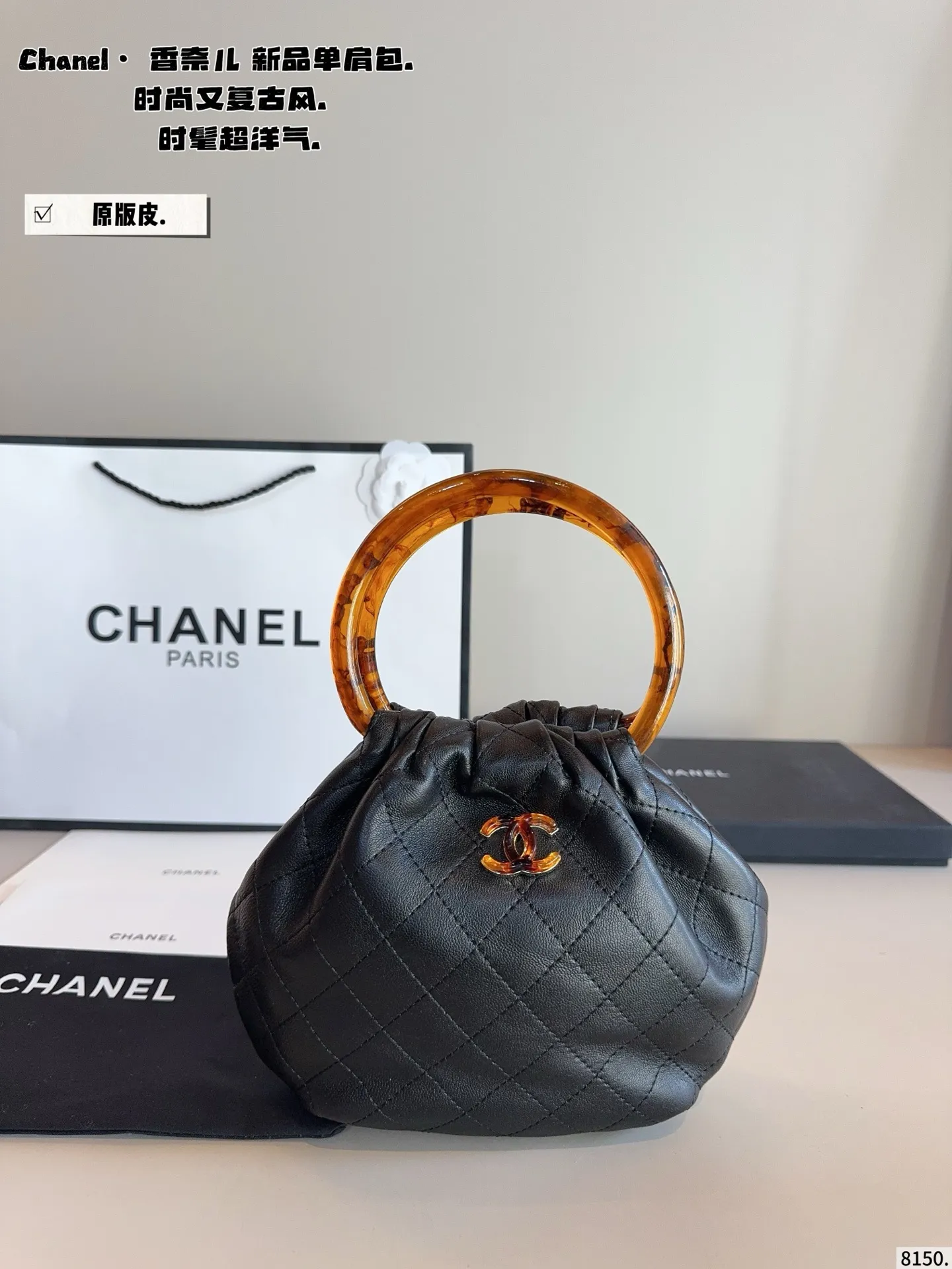 p220.纯皮. chanel香奈儿26c 超精彩的萌物🧉 圆圈小包包好可爱👝 复古玳瑁手柄的设计 透着微微光泽 容易也很客观~手机日用品能放下的哦 材质摸起来触感也很好 超级舒服 推出新系列啦~ 完全是拽姐与甜美的全新组合! 快来寻找属于你的小废包 尺寸:14*8^17cm