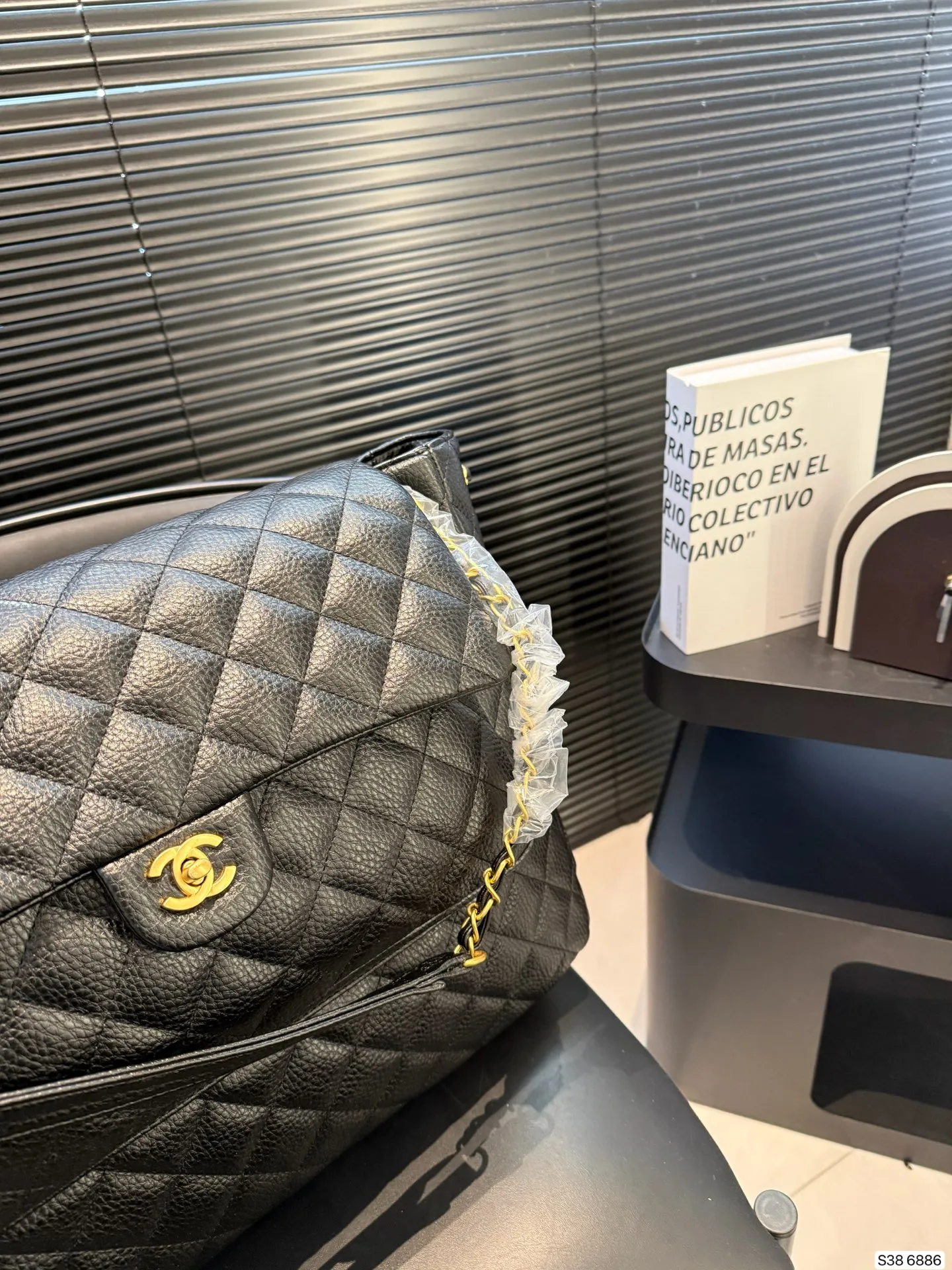 P240牛皮香奈儿要帅起来 一只Chanel就够了! 🖤Chanel黑银 口袋大tote 很特别的款~ 可以单肩/斜挎/流浪 容量很大 牛皮很耐造 尺寸42 31 货号6886