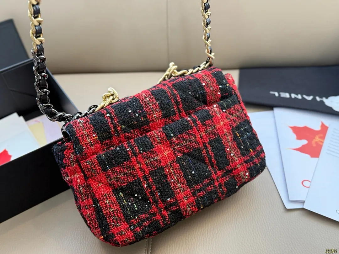 &yen;170折叠盒 香奈儿Chanel19bag 高级感满满 经典中的经典 任何搭配都可轻松驾驭 尺寸：24 16