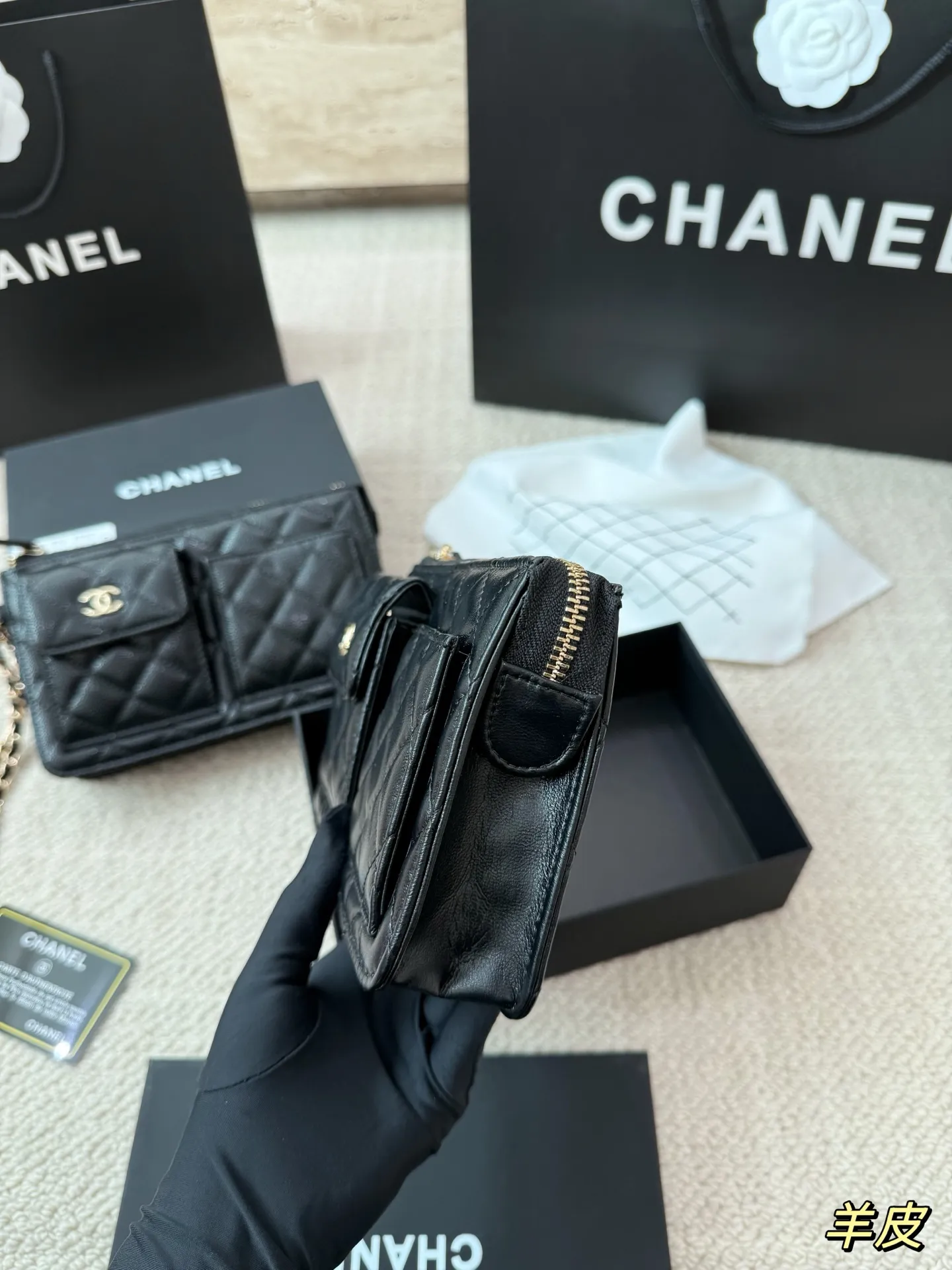 P160 配盒 size：20*12cm Chanel香奈儿23b新款黑金手拿包 满满都是奢华美~ 但它的实用性不容小觑， 内部可轻松收纳手机与零碎小物~ 两只小方口袋巧妙地点缀于包身， 赋予了这款包别样的貌美