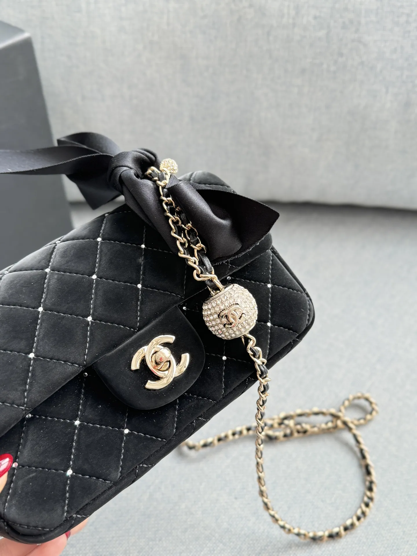 大💰170 小💰160 size：20&times;12/17&times;12 CHANEL香奈儿 Classic Flap CF 25A 丝绒 钻球 蝴蝶结 方胖子 链条包 单肩包 黑色丝绒材质+经典菱格纹，点缀小钻超精致。蝴蝶结装饰优雅复古，金属链条+双C标志，品牌感满满! 日常出街或晚宴都能轻松驾驭，丝绒自带光泽，四季都能搭配，实用又时髦，是香奈儿经典系列的代表作之一