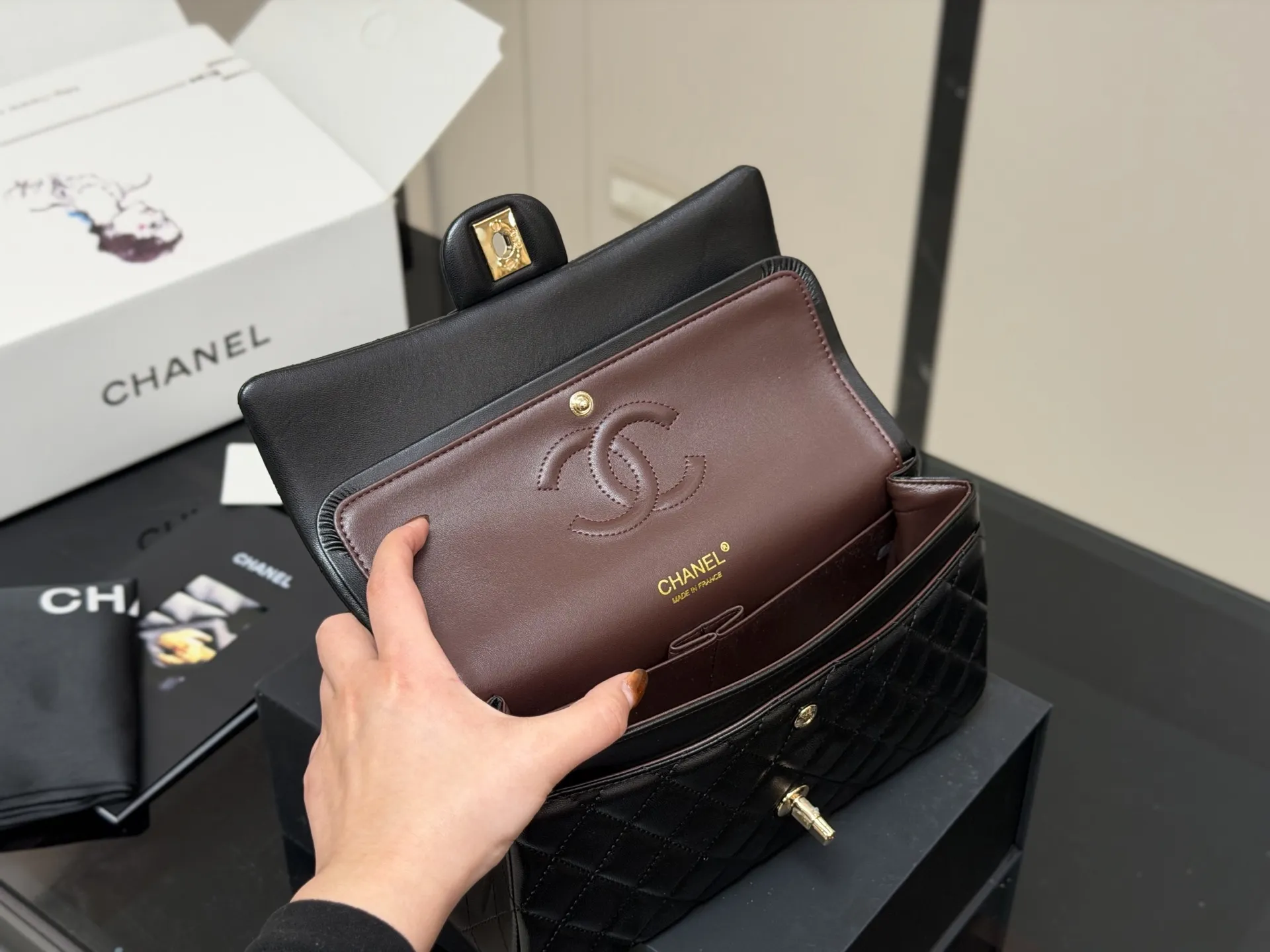 ¥190 ¥185 配折叠盒飞机盒 size:25cm 23cm 香奈儿 cf我们一直很用心在做 秒杀其他市面上的货 顶级羊皮纹 很舒服的一种! 不管您是谁 稳稳hold住哦✔️✔ 四季必备单品!