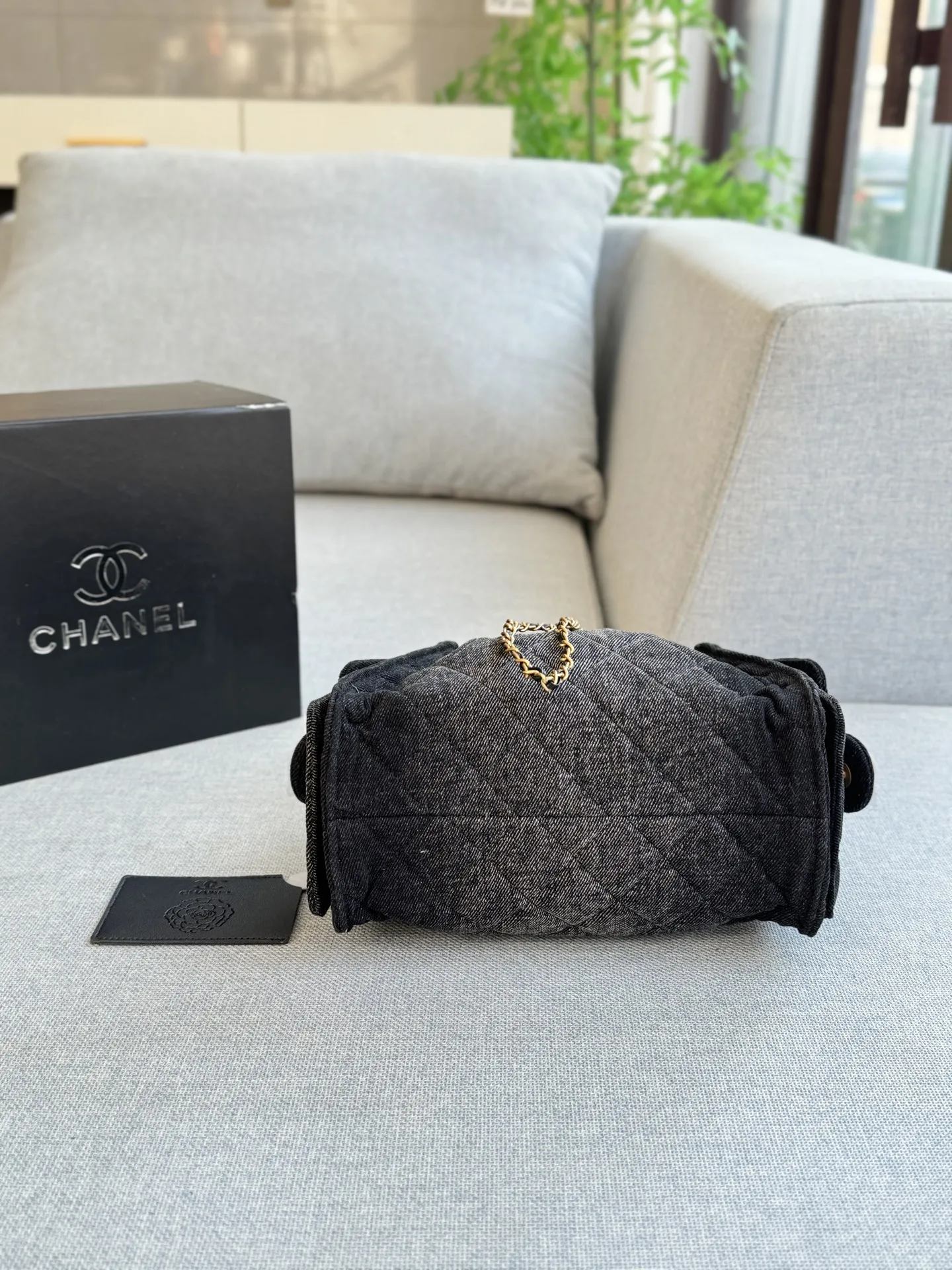 💰215 折叠盒 size:21×14 CHANEL香奈儿 25Bag 春夏系列 丹宁牛仔布 Hobo 腋下包链条包单肩包 香奈儿这款牛仔包好好看 一眼爱上 夏日氛围感满满 超好看 甜美夏日感色系25bag 复古又现代~ 属于夏天的颜色~
