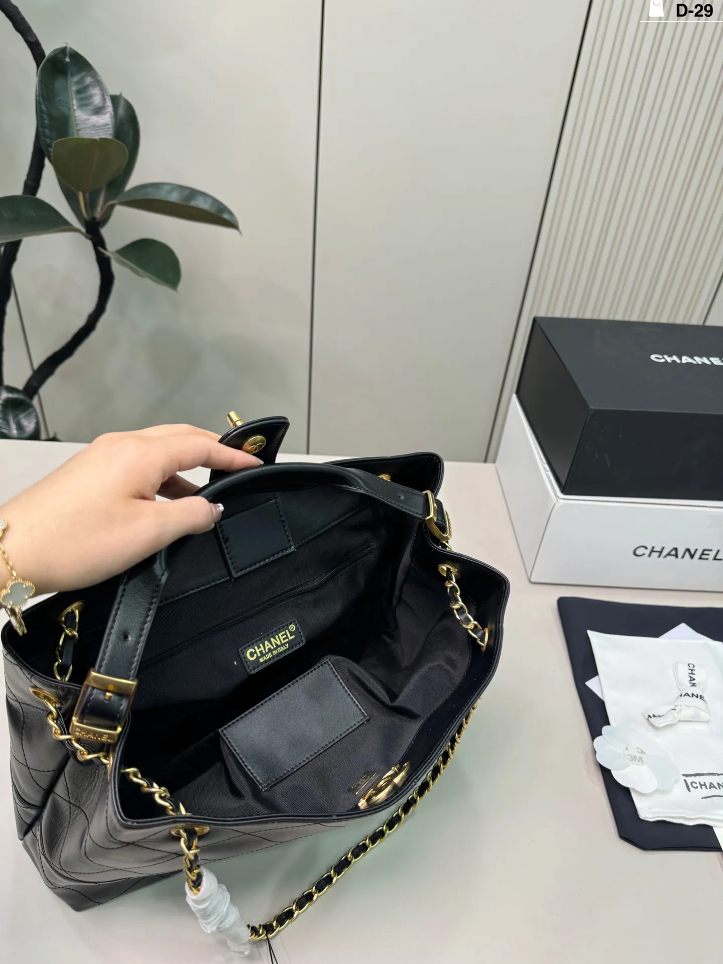 💰p270(羊皮) D-29尺寸34×25折叠盒 CHANEL香奈儿25A黑金全皮Hobo包 容量超大,通勤日常都能装下文件,电脑等物品。 实用又时髦,是香奈儿热门款,专柜常断货