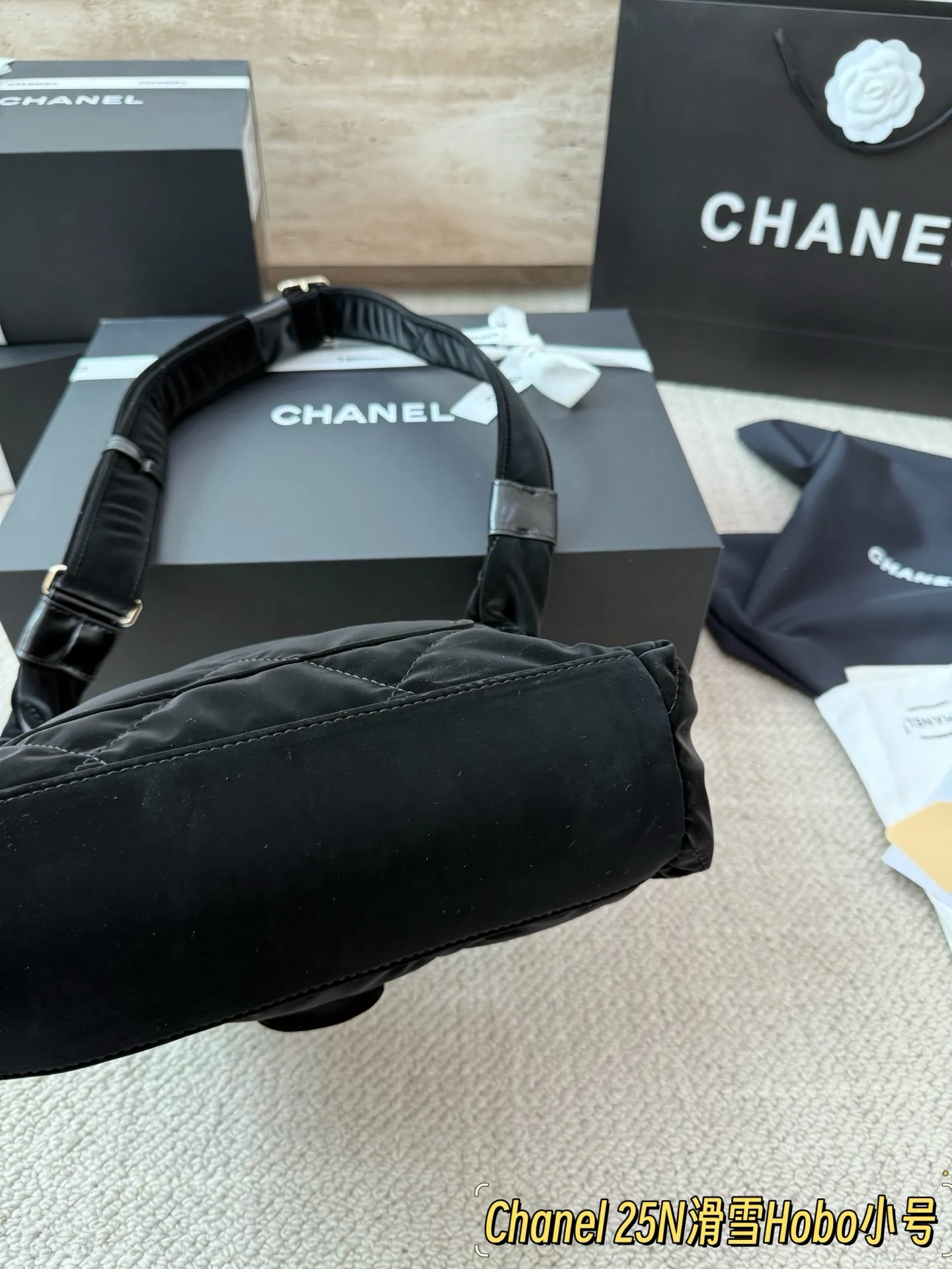 P235 顶级原单 Chanel 25N滑雪系列Hobo包 ▼香奈儿25N滑雪系列Hobo包，黑色绗缝尼龙材质，轻便又耐用，金属链条+皮质肩带，双链条设计超有辨识度 +。正面双C Logo, 品牌感满满!小号日常通勤、休闲都OK，单肩斜挎随心切换，实用又时髦。滑雪系列灵感,户外感与时尚兼具，去年超火山，时髦精们都爱!25cm