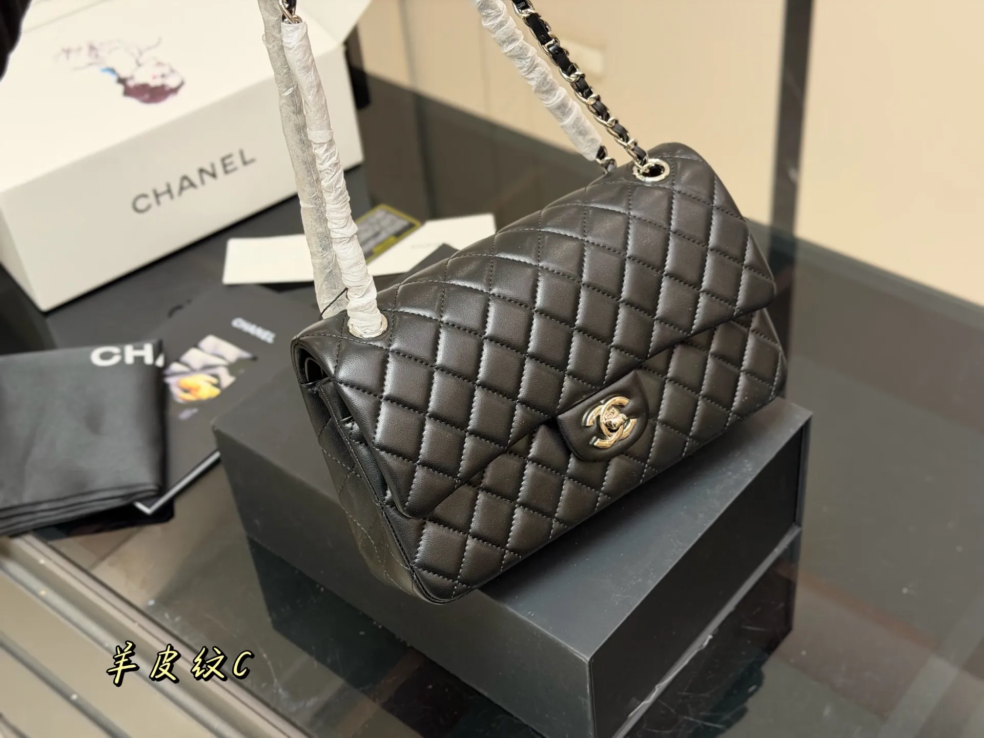 &yen;190 &yen;185 配折叠盒飞机盒 size:25cm 23cm 香奈儿 cf我们一直很用心在做 秒杀其他市面上的货 顶级羊皮纹 很舒服的一种！ 不管您是谁 稳稳hold住哦✔️✔ 四季必备单品！