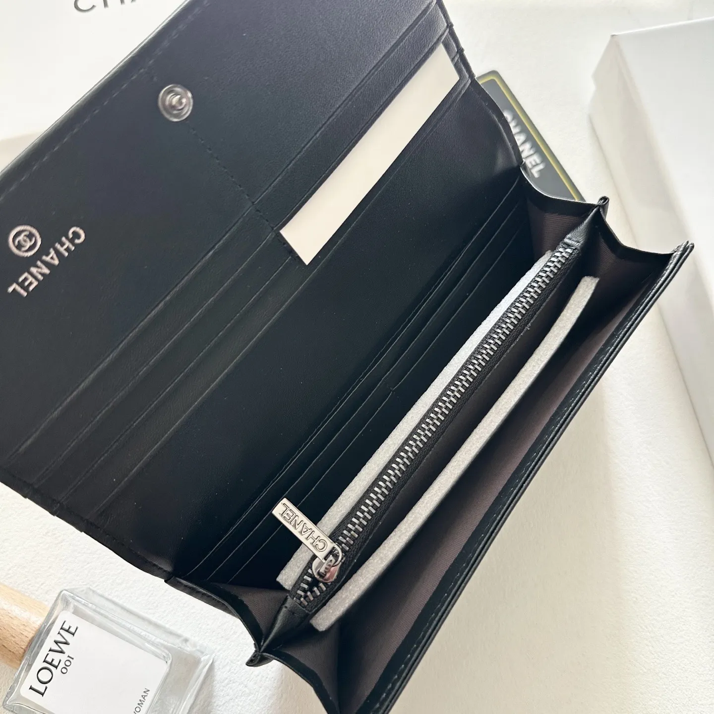 P95🎀🎀颜色 黑 红🎀尺寸 19x10🎀香奈儿新款牛皮压花两折钱包🔥款式经典做工精细耐磨耐用手感极佳❤