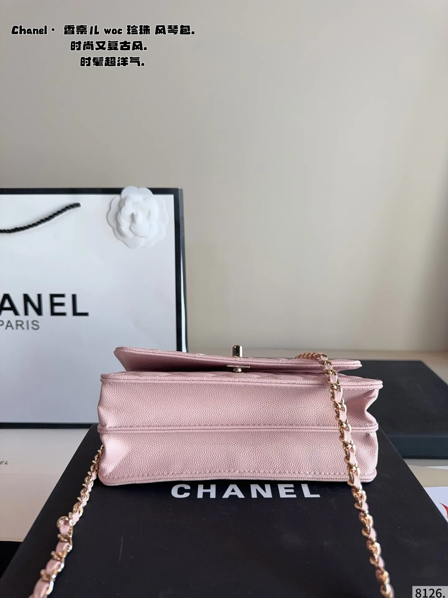 p165配礼盒🎁. 香奈儿 CHANEL woc 风琴包. 时髦拿捏住啦 不显老气好好搭啊 而旦貌美气质加成好高的呀~ 爱死了这份从容优雅尺寸:19*6*11cm