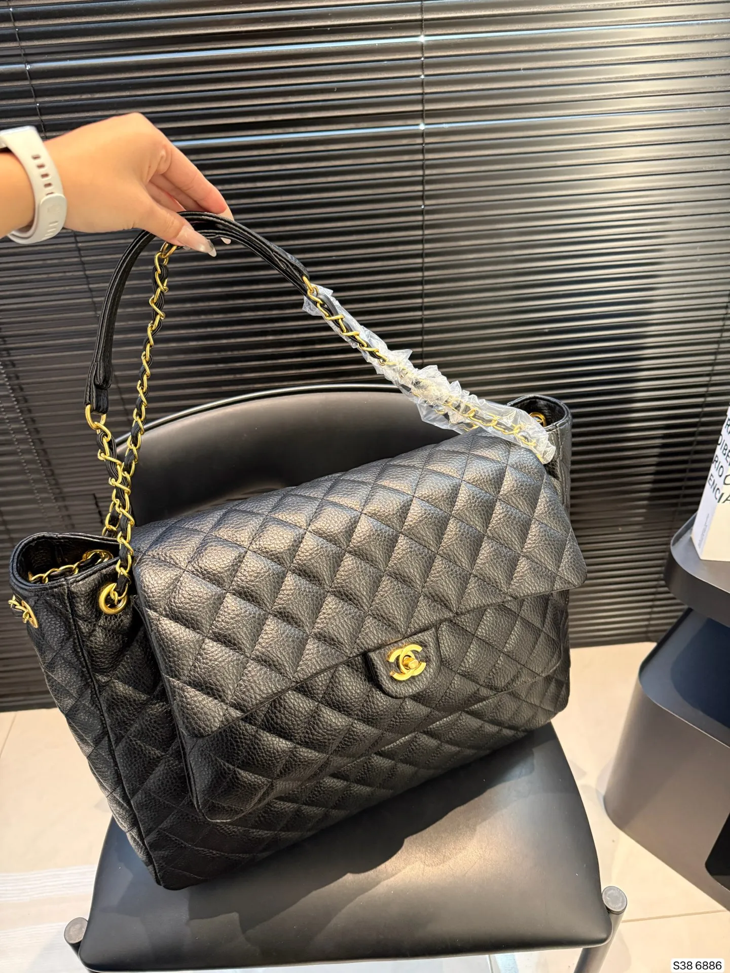 P240牛皮香奈儿要帅起来 一只Chanel就够了! 🖤Chanel黑银 口袋大tote 很特别的款~ 可以单肩/斜挎/流浪 容量很大 牛皮很耐造 尺寸42 31 货号6886