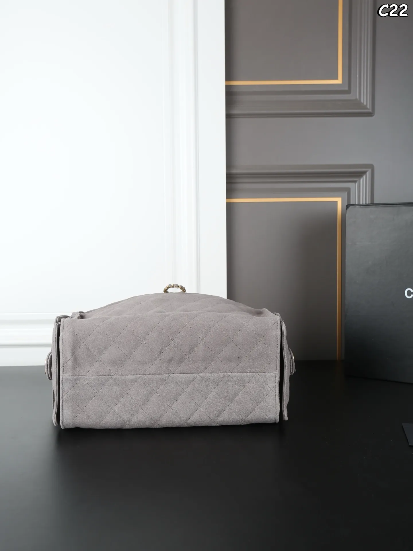 大号P310 折叠盒 小号P280 折叠盒 CHANEL香奈儿 25Bag 25C 麂皮 HOBO 抽绳水桶包 链条包 腋下包 手提单肩包 新款水桶包~大HOBO🎉每一只都超好看！ 金色的链条和logo又增添了一丝奢华感 25时尚圈的&ldquo;新宠&rdquo;，引领潮流新风尚 侧面的口袋装饰很有都市感工装风 给整体增加了不少时尚因素 尺寸：30&times;29/26&times;19