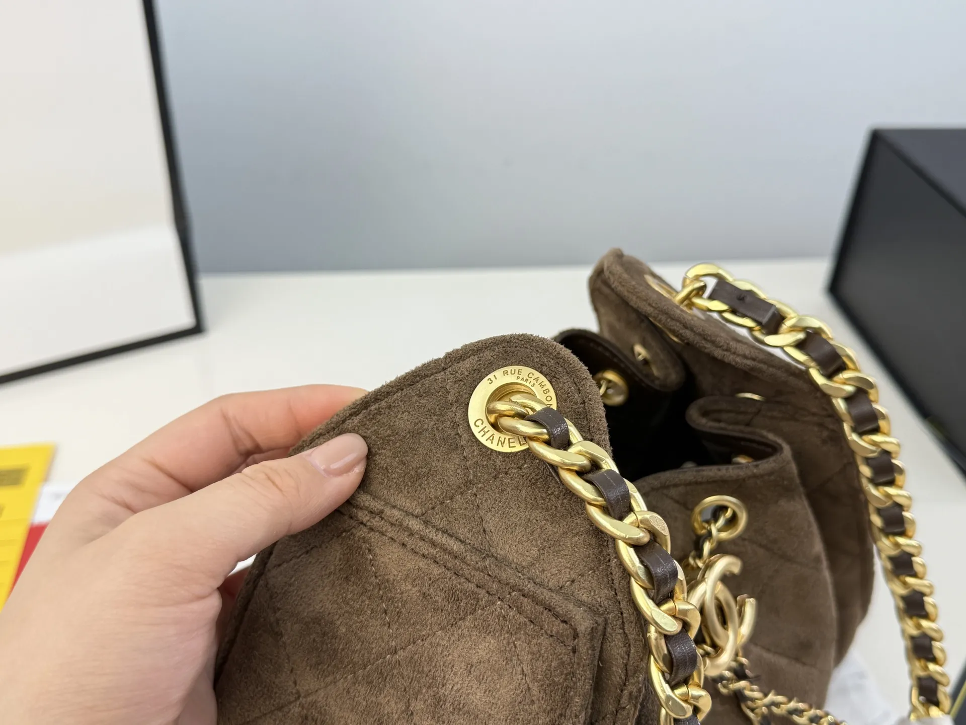 (全套包装⚠️)大小号同价p230 Chanel 25bag 小号真绝绝子! 今年香奈儿25s系列简直美爆... 这只hobo是个小号尺寸个人觉得比较日常 鹿皮绒的质感颗粒没这么重反而很细腻 也比较耐磨~时髦精必备单品! 日常出门完全够了 size:26*21cm size:23*15cm