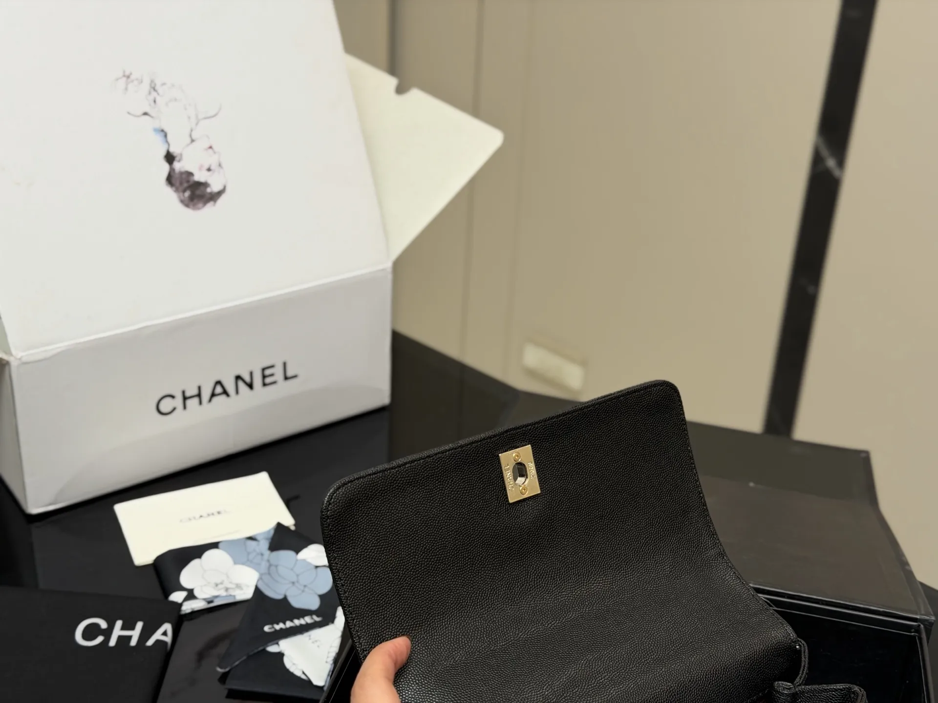 ¥190 配折叠盒飞机盒 size:23*14cm 香奈儿coco handle 手提包 粒面牛皮材质 原版K金!!