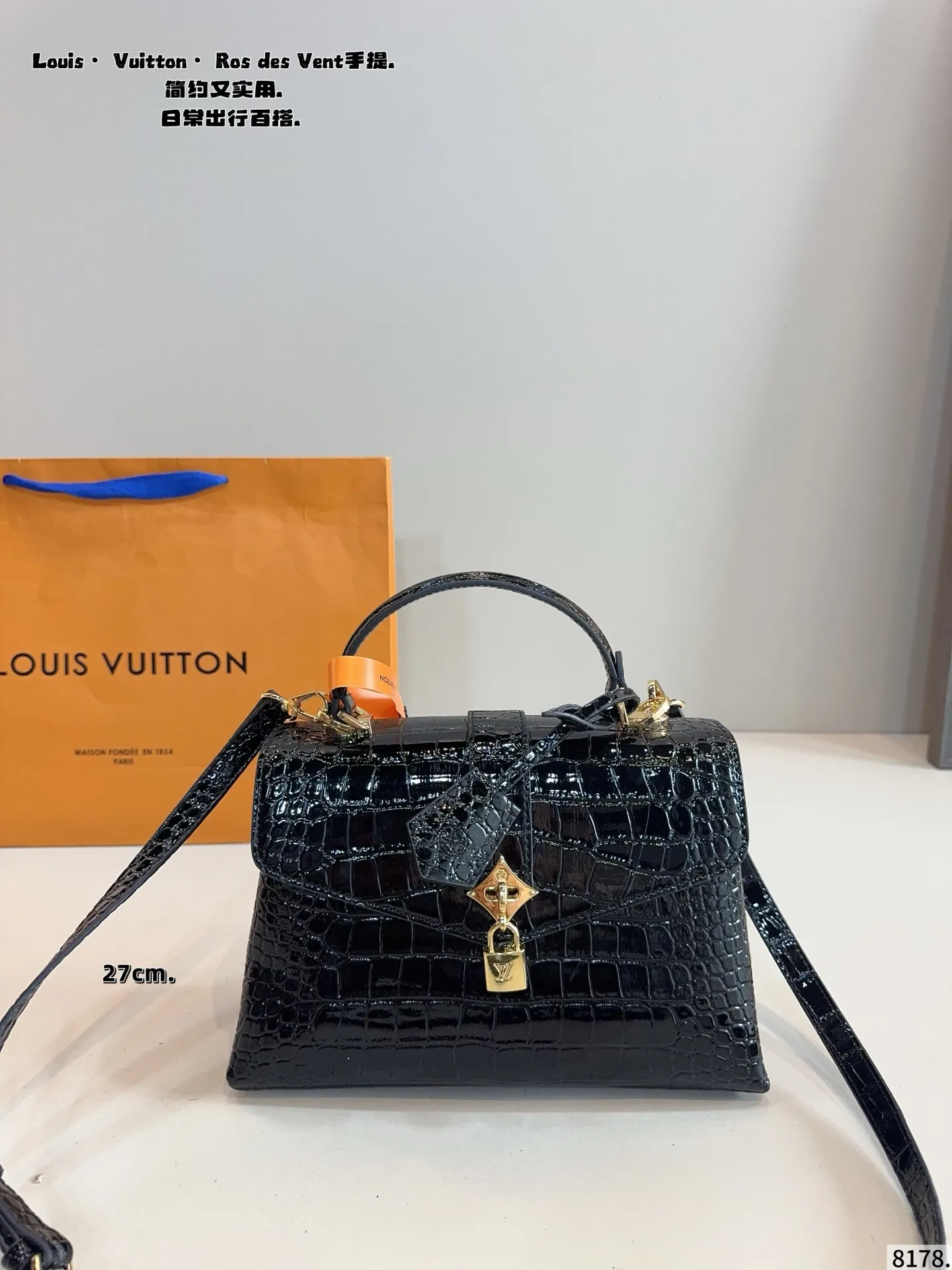 p180p170配礼盒🎁. LV Capucines bb 手提包 今年最多明星街拍的LV包包你能想到哪些款式呢?恐怕大多女性都会把目光锁定到柔软的荔枝纹Taurillon系列吧,因为全都是高端之选,无论是休闲商务都是最有品味的,Capucines bb 设计很有亮点,几乎是人见人爱的,在明星街拍中也最常见到,范冰冰、高圆圆等明星都是它的忠粉呢,尺寸小巧的迷你包,比起大号要显得甜美许多,尺寸:大号27*9*18/20*7*13cm