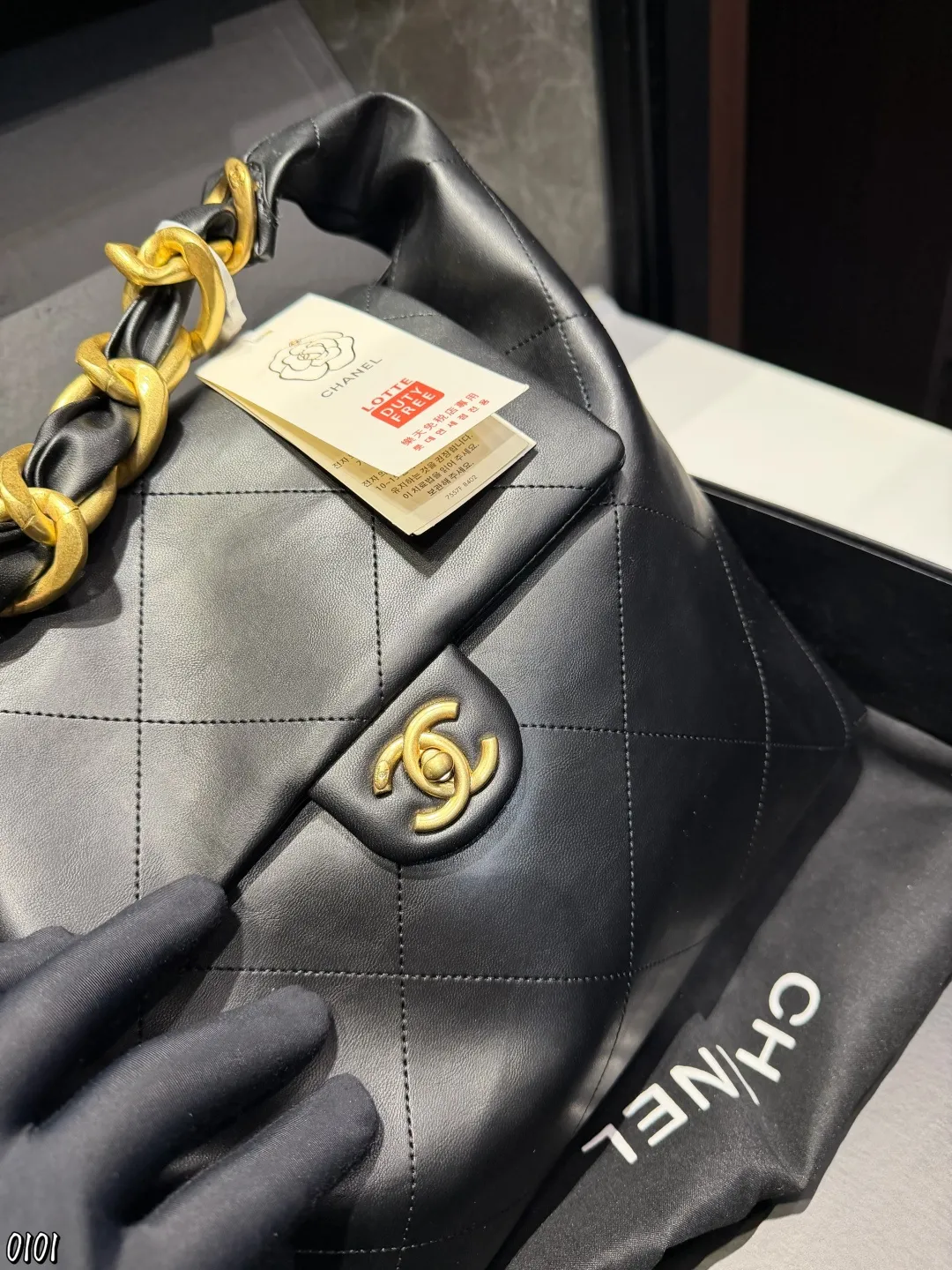 ❤️p165❤️ Chanel 25K Hobo手袋 Chanel 25K Hobo手袋是香奈儿2025秋冬系列新品,亮面小牛皮+经典菱格纹,质感柔软又高级十。粗链条肩带+双C金属扣,细节精致,容量超大,A4纸都能装下,通勤约会都很适合!黑色百搭,秋冬大衣、成熟套装都能轻松驾驭,情懒随性又实用,是本季热门单品之一尺寸35 28cm