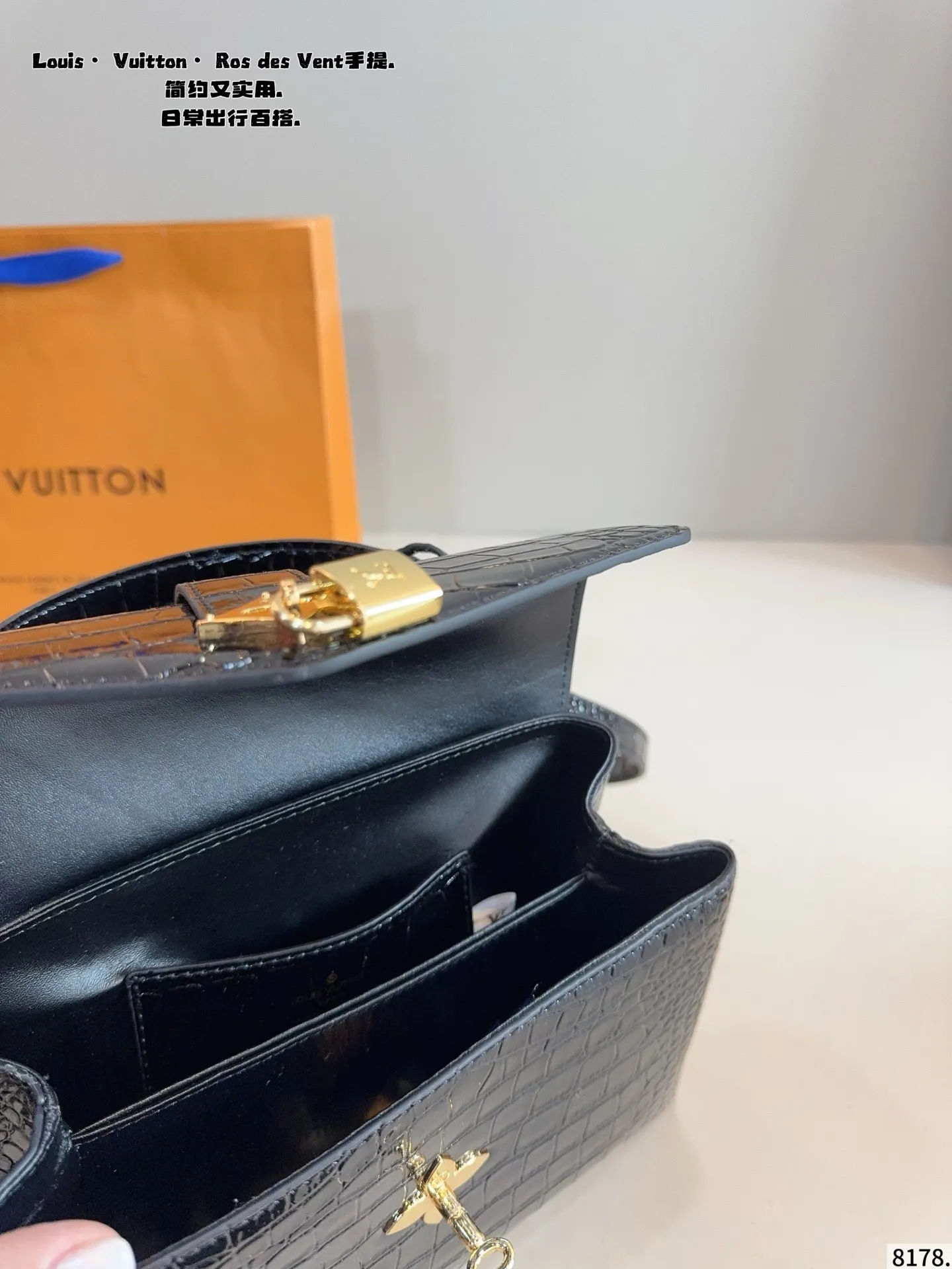 p180p170配礼盒🎁. LV Capucines bb 手提包 今年最多明星街拍的LV包包你能想到哪些款式呢？恐怕大多女性都会把目光锁定到柔软的荔枝纹Taurillon系列吧，因为全都是高端之选，无论是休闲商务都是最有品味的，Capucines bb 设计很有亮点，几乎是人见人爱的，在明星街拍中也最常见到，范冰冰、高圆圆等明星都是它的忠粉呢，尺寸小巧的迷你包，比起大号要显得甜美许多，尺寸：大号27*9*18/20*7*13cm