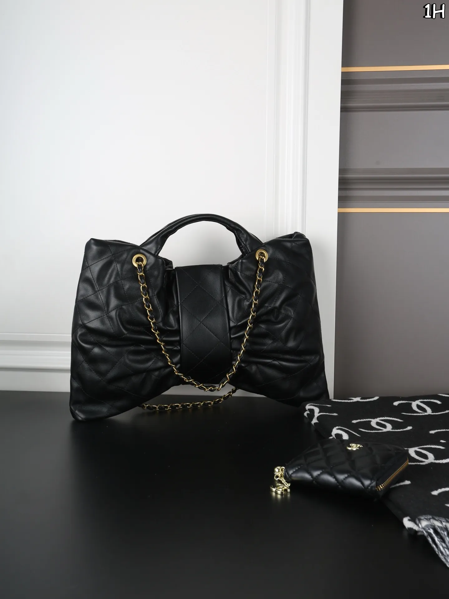 P150 CHANEL香奈儿 蝴蝶结链条包➕围巾➕钱包 Chanel蝴蝶结包太可爱了 酷女孩必备 25K蝴蝶结手袋🎀中号太可爱啦 融合经典菱格纹，休闲又甜美 让一整个包都好甜美啊打破包包的常规形态！让蝴蝶结从配饰成为主角👑 双𝐂扣在包中间很抢眼[萌萌哒R] 羊皮营造出一种&ldquo;蓬松&rdquo;&ldquo;柔美&rdquo;的感觉～ 尺寸：41&times;28/12&times;9.5