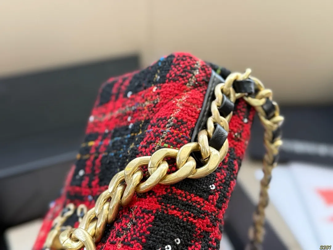 ¥170折叠盒 香奈儿Chanel19bag 高级感满满 经典中的经典 任何搭配都可轻松驾驭 尺寸:24 16