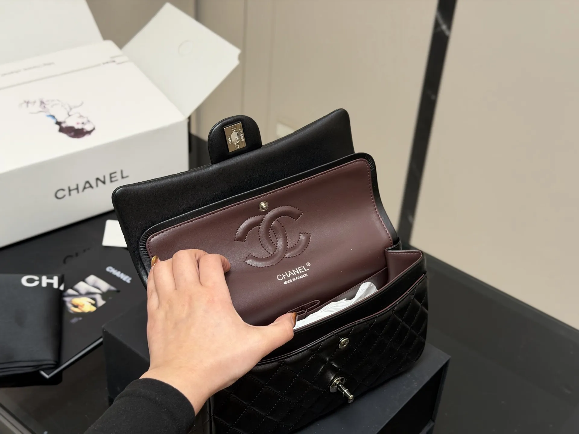 ¥190 ¥185 配折叠盒飞机盒 size:25cm 23cm 香奈儿 cf我们一直很用心在做 秒杀其他市面上的货 顶级羊皮纹 很舒服的一种! 不管您是谁 稳稳hold住哦✔️✔ 四季必备单品!