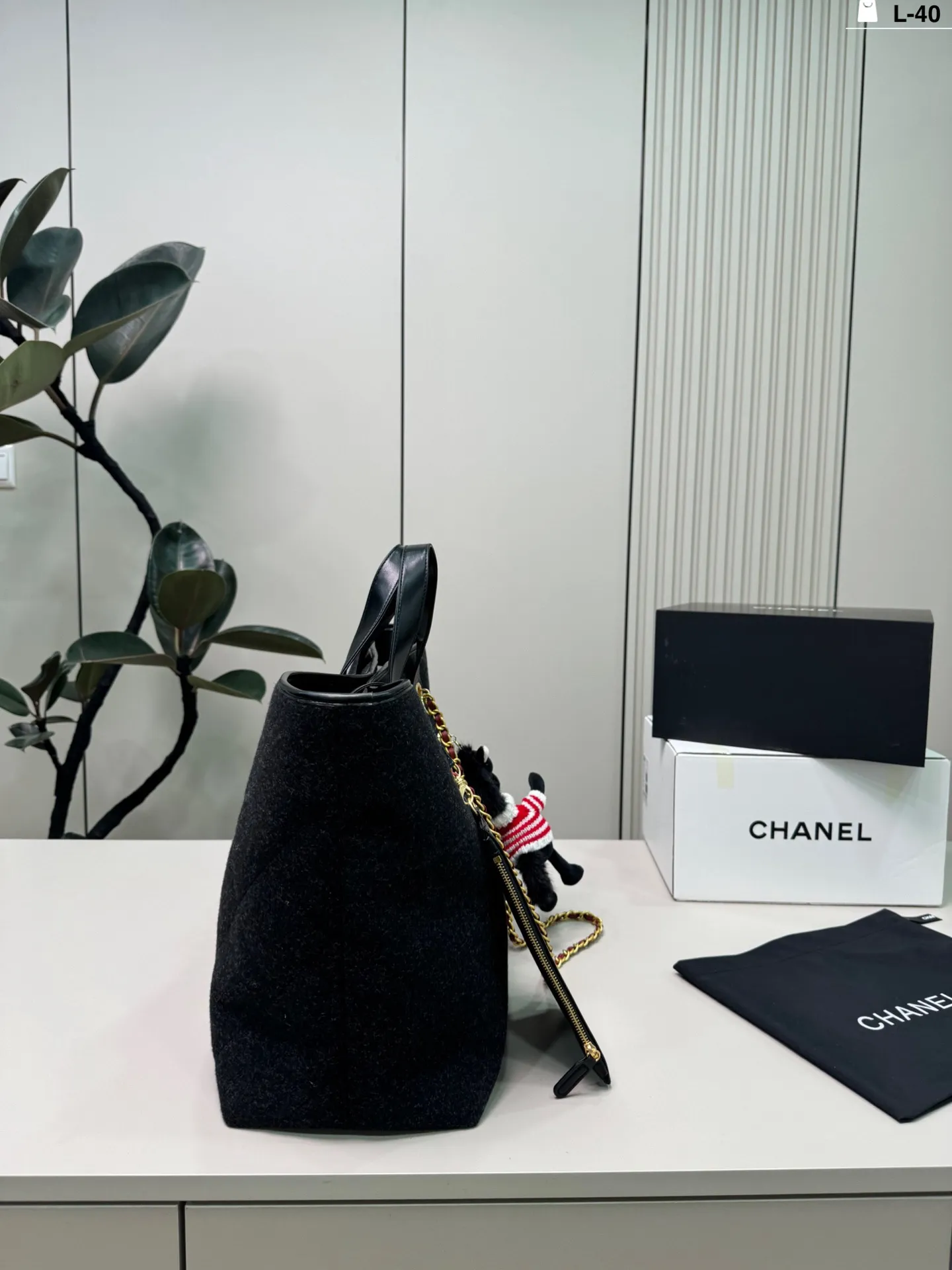 💰p220（配挂件） L-40尺寸45&times;32 Chanel 香奈儿 毛毡托特腋下包毛呢购物袋沙滩包tote 这款包常见于秋冬季节，适合搭配各种正式或休闲场合的服饰。