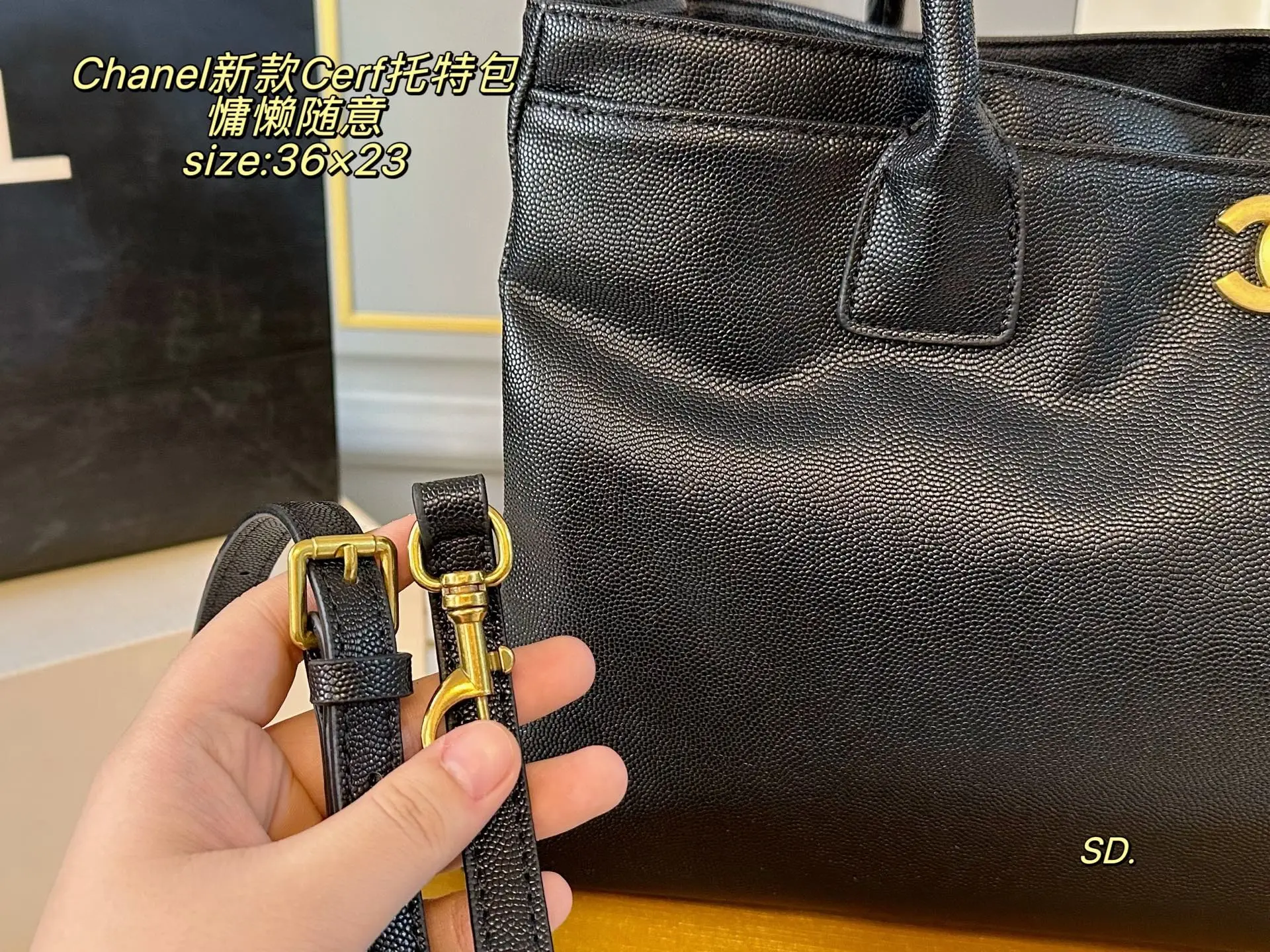 P150（无盒） size：36&times;23 Chanel香奈儿新款Cerf托特包❤️ 简约大方，高级感满满 上身自带氛围感↗️ 温柔慵懒随意感十足✔️ 皮子软软糯糯的质量太好了～ 空间超赞，满足日常出行‼️