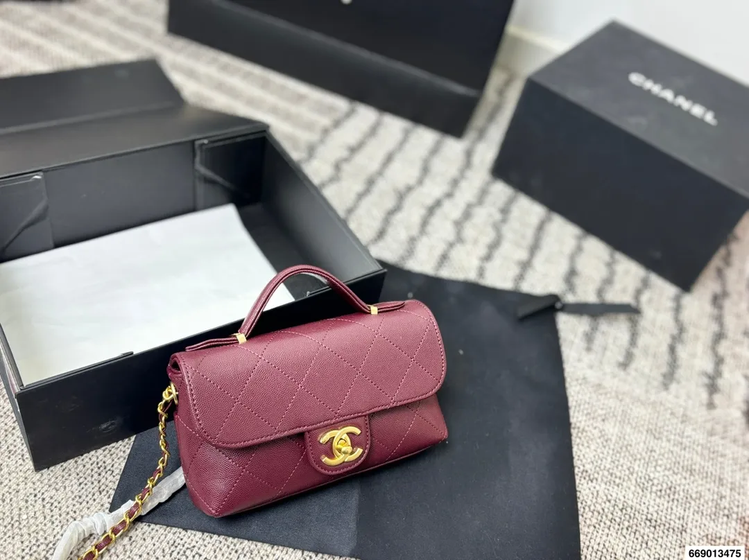 P165配飞机盒折叠盒 香奈儿Chanel 25K｜怎么能抵挡住香奈美的魅力 白色这叫一个经典 复古优雅 满满的高级感 大小适中 容量感人 休闲正装皆可轻松驾驭 尺寸19 13 货号5776