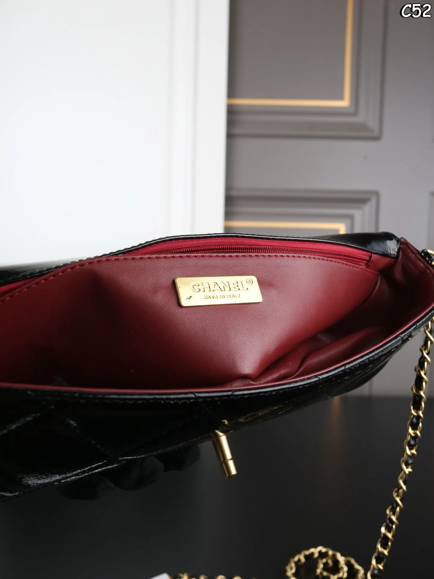 大P260 全套礼盒 小P250 全套礼盒 CHANEL香奈儿 25K 油蜡皮 法棍包 单肩手提包 链条包 高级迷人的质感💫 长度也玩得超大胆 香风的经典符号被重新唤醒 Lulu Tenney的清冷感完美驾驭 小香新款手柄法棍包~也太优雅高级 尺寸：31&times;12/19&times;12