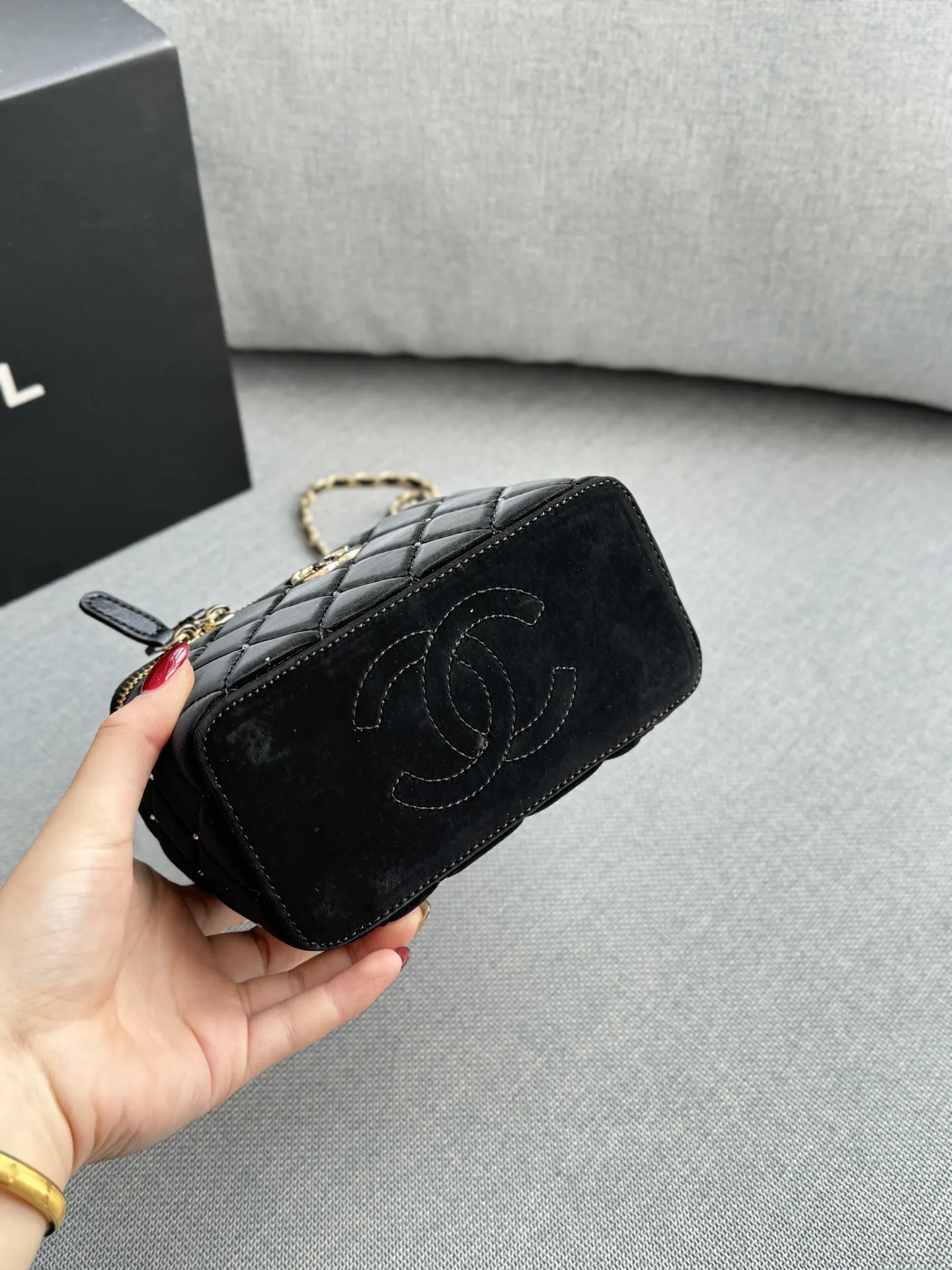 大💰180 小💰160 size：16&times;10/10&times;9 CHANEL香奈儿 25K 天鹅绒 蝴蝶结 钻球 盒子包 链条包 化妆包手提包 兼具时髦和实用性👀 手拎斜挎都🆗容量大又有设计感 这只新款是丝绒材质🦢手感很舒服 配上钉珠在阳光下真的是很闪✨ 上身很有富家千金感 可可爱爱~太讨喜啦