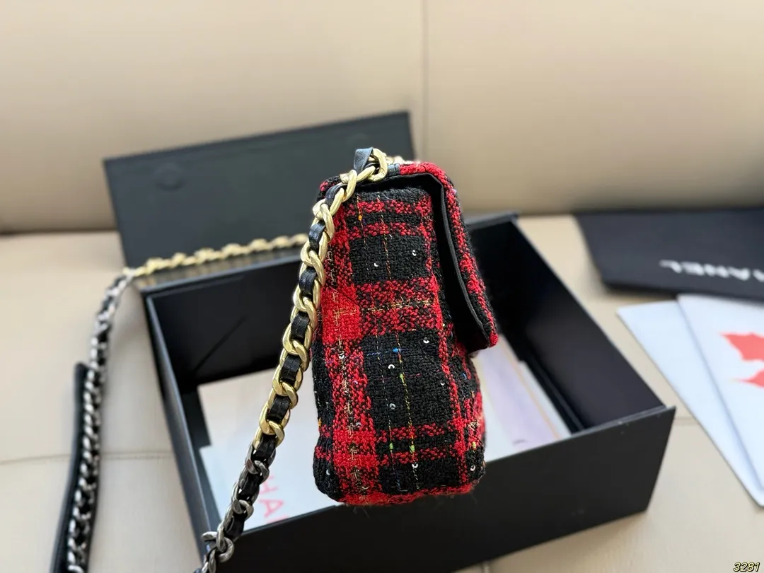 &yen;170折叠盒 香奈儿Chanel19bag 高级感满满 经典中的经典 任何搭配都可轻松驾驭 尺寸：24 16