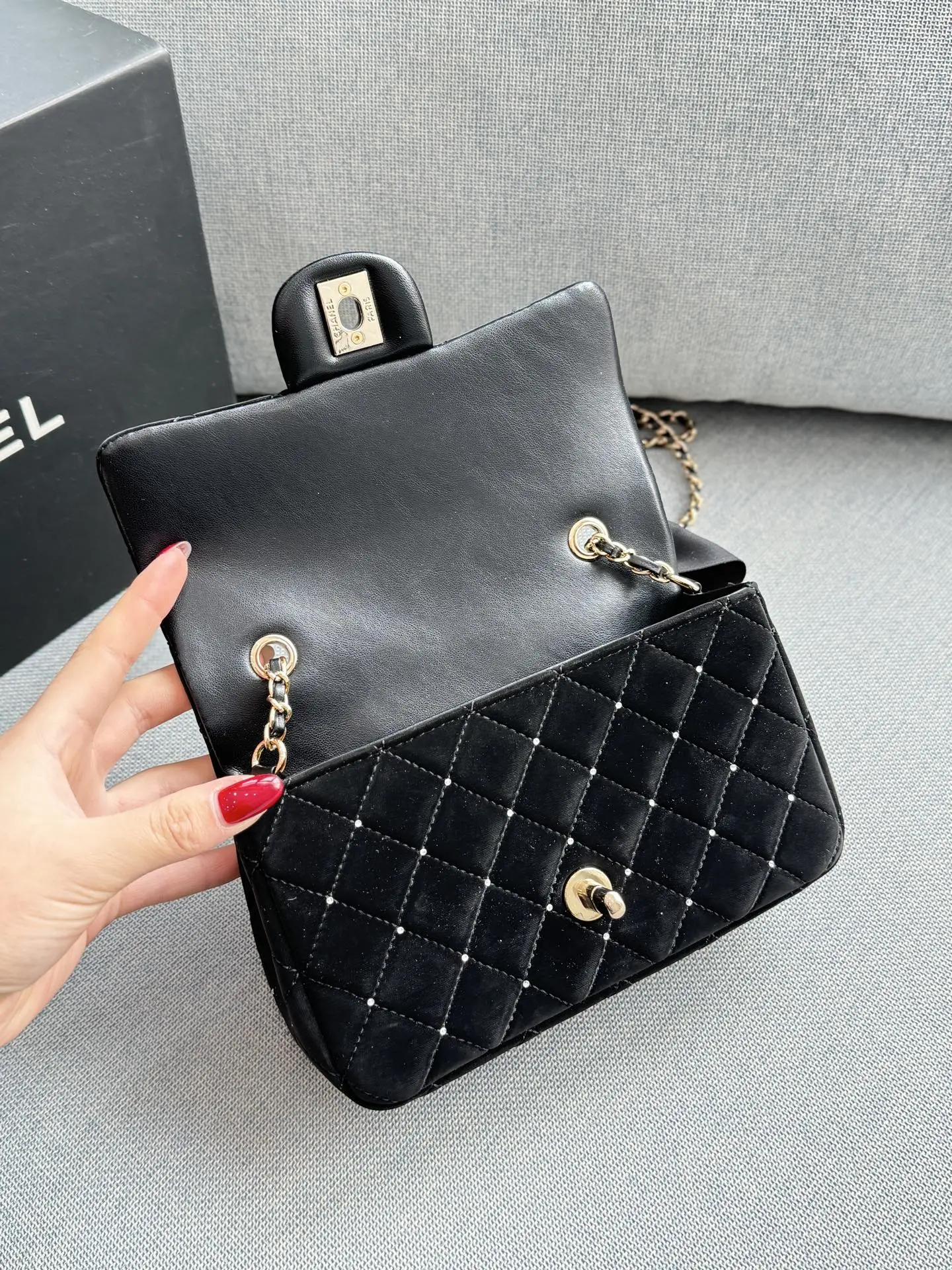 大💰170 小💰160 size:20×12/17×12 CHANEL香奈儿 Classic Flap CF 25A 丝绒 钻球 蝴蝶结 方胖子 链条包 单肩包 黑色丝绒材质+经典菱格纹,点缀小钻超精致。蝴蝶结装饰优雅复古,金属链条+双C标志,品牌感满满! 日常出街或晚宴都能轻松驾驭,丝绒自带光泽,四季都能搭配,实用又时髦,是香奈儿经典系列的代表作之一