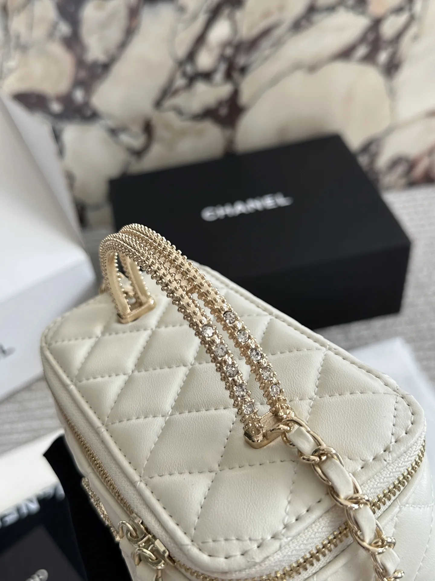 Chanel香奈儿p180 chanel香奈儿亮面金标菱格纹羊皮手柄长盒子包手提单肩斜挎包不含镜子31开 全新附身份卡/防尘袋送礼首选市 折叠盒包装