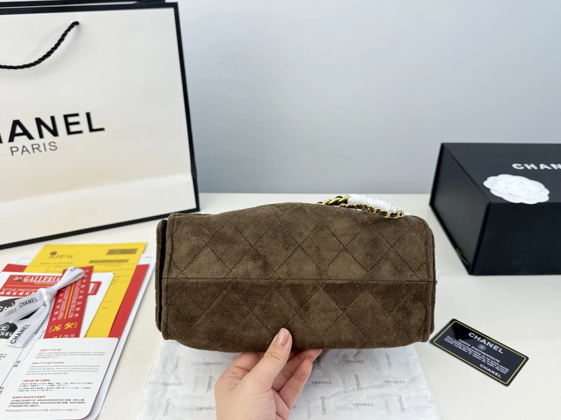 (全套包装⚠️)大小号同价p230 Chanel 25bag 小号真绝绝子! 今年香奈儿25s系列简直美爆... 这只hobo是个小号尺寸个人觉得比较日常 鹿皮绒的质感颗粒没这么重反而很细腻 也比较耐磨~时髦精必备单品! 日常出门完全够了 size:26*21cm size:23*15cm