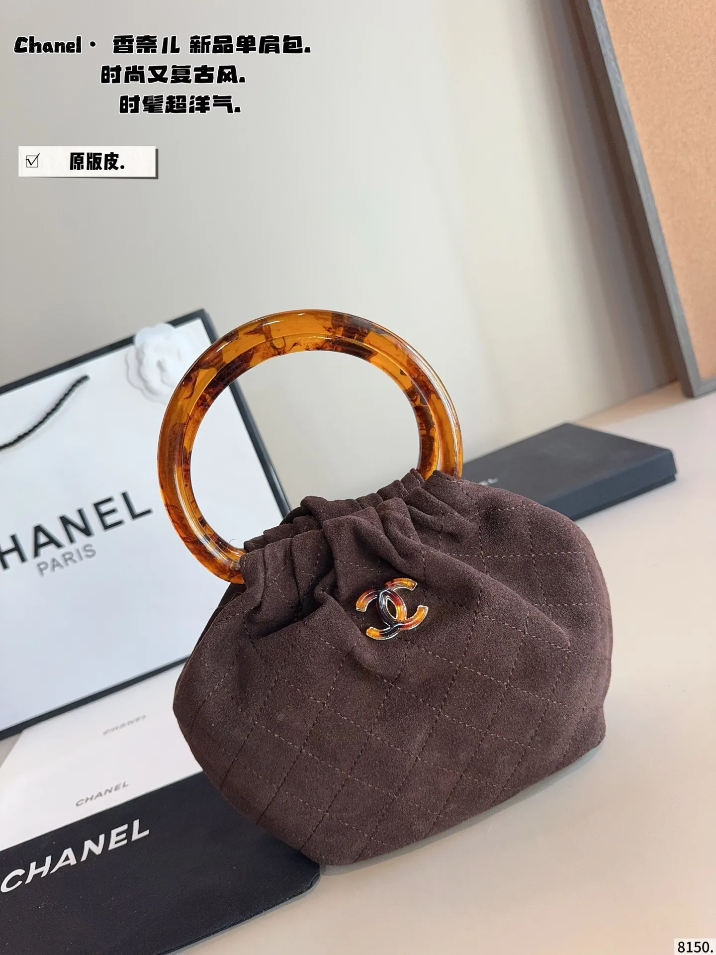 p220.纯皮. chanel香奈儿26c 超精彩的萌物🧉 圆圈小包包好可爱👝 复古玳瑁手柄的设计 透着微微光泽 容易也很客观～手机日用品能放下的哦 材质摸起来触感也很好 超级舒服 推出新系列啦~ 完全是拽姐与甜美的全新组合! 快来寻找属于你的小废包 尺寸：14*8^17cm