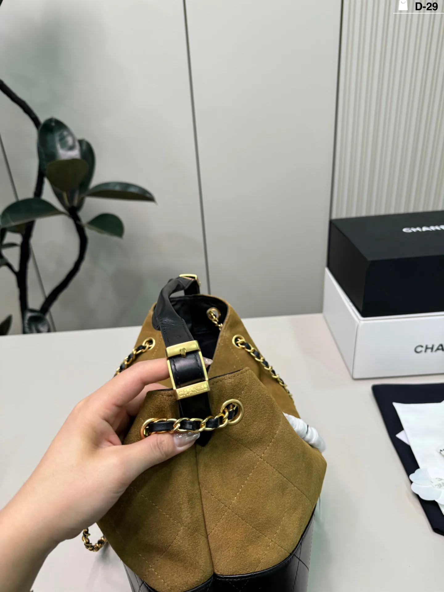 💰p270(羊皮) D-29尺寸34×25折叠盒 CHANEL香奈儿25A麂皮拼色托特包 复古又高级!链条肩带可单肩or手提,通勤,逛街都超百搭 麂皮材质柔软有质感,越用越有包浆,秋冬搭配大衣毛衣 氛围感拉满 ,实用又时髦!