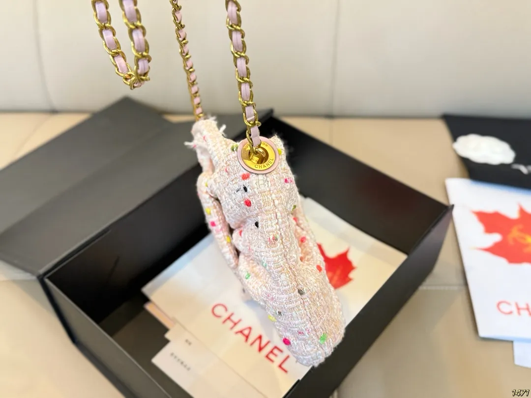 大号&yen;190折叠盒 小号&yen;170双盒 Chanel 香奈儿25K蝴蝶结包 香奈儿2025秋冬系列新品，搭配金色双C Logo，优雅又高级。包型灵感来自蝴蝶结，立体造型超有辨识度，容量适中，通勤或出行都很OK！链条肩带可手提/肩背，实用又时髦。尺寸32 27/21 16