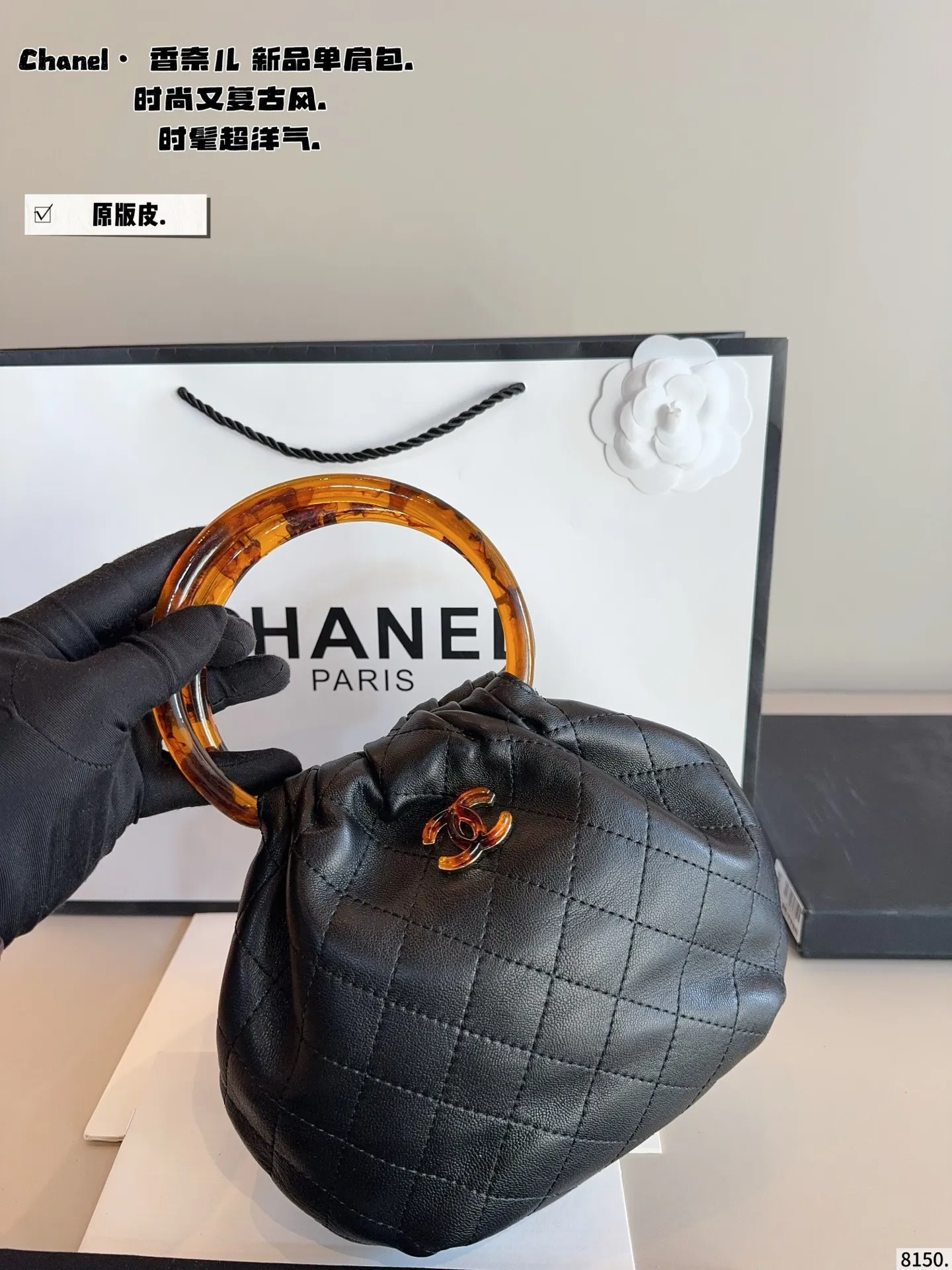 p220.纯皮. chanel香奈儿26c 超精彩的萌物🧉 圆圈小包包好可爱👝 复古玳瑁手柄的设计 透着微微光泽 容易也很客观~手机日用品能放下的哦 材质摸起来触感也很好 超级舒服 推出新系列啦~ 完全是拽姐与甜美的全新组合! 快来寻找属于你的小废包 尺寸:14*8^17cm