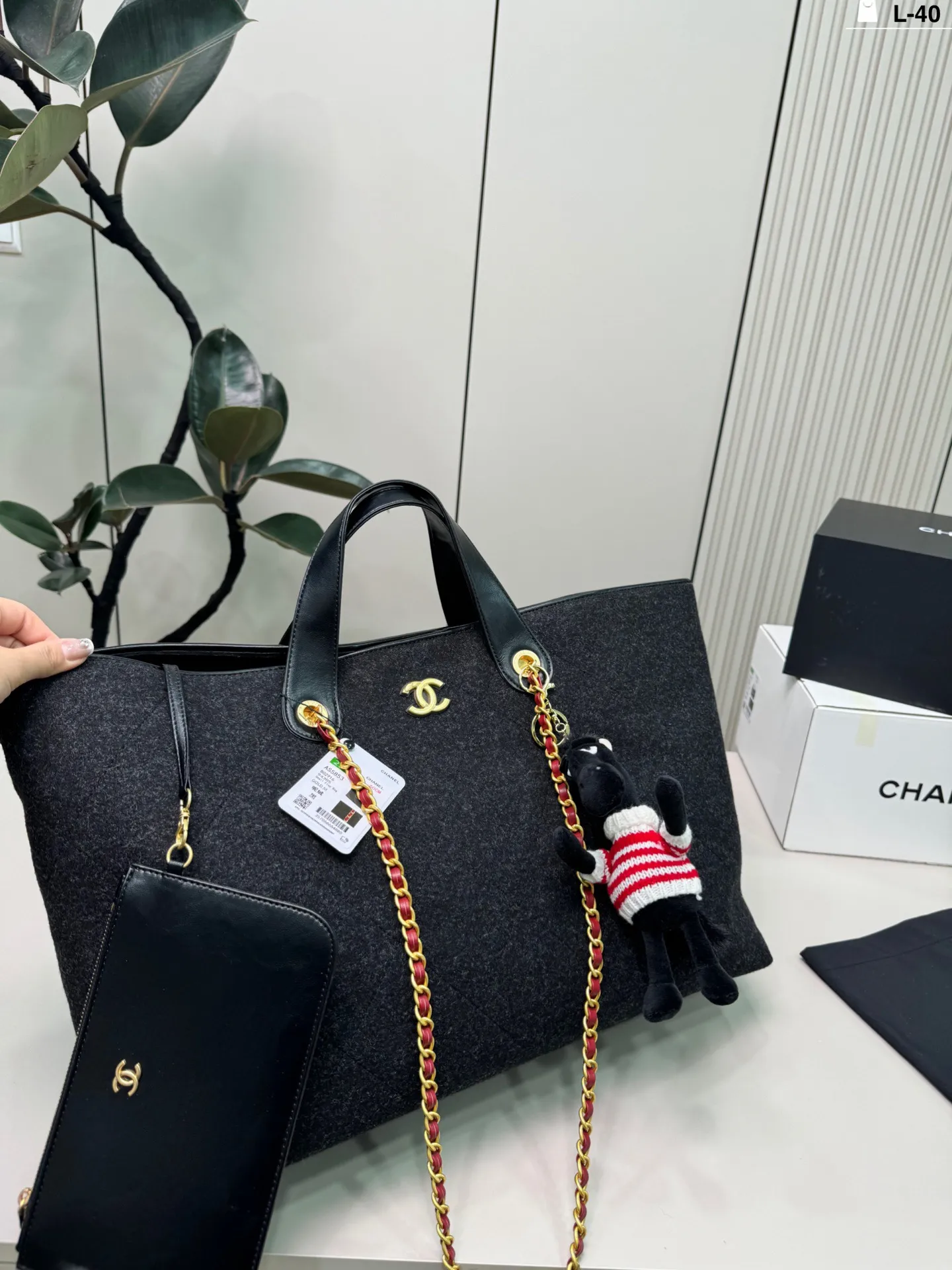 💰p220(配挂件) L-40尺寸45×32 Chanel 香奈儿 毛毡托特腋下包毛呢购物袋沙滩包tote 这款包常见于秋冬季节,适合搭配各种正式或休闲场合的服饰。