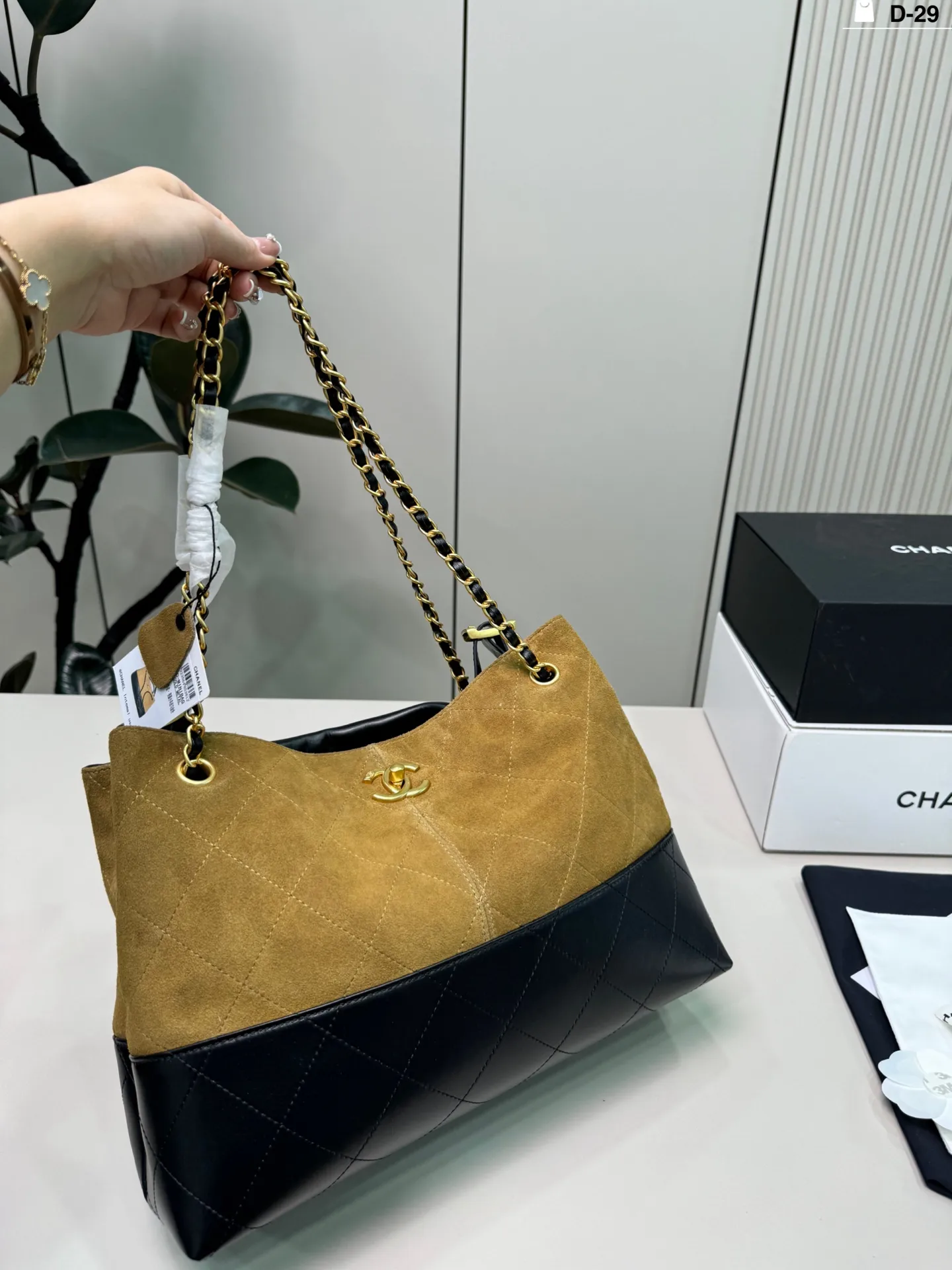 💰p270（羊皮） D-29尺寸34&times;25折叠盒 CHANEL香奈儿25A麂皮拼色托特包 复古又高级!链条肩带可单肩or手提，通勤，逛街都超百搭 麂皮材质柔软有质感，越用越有包浆，秋冬搭配大衣毛衣 氛围感拉满 ，实用又时髦!