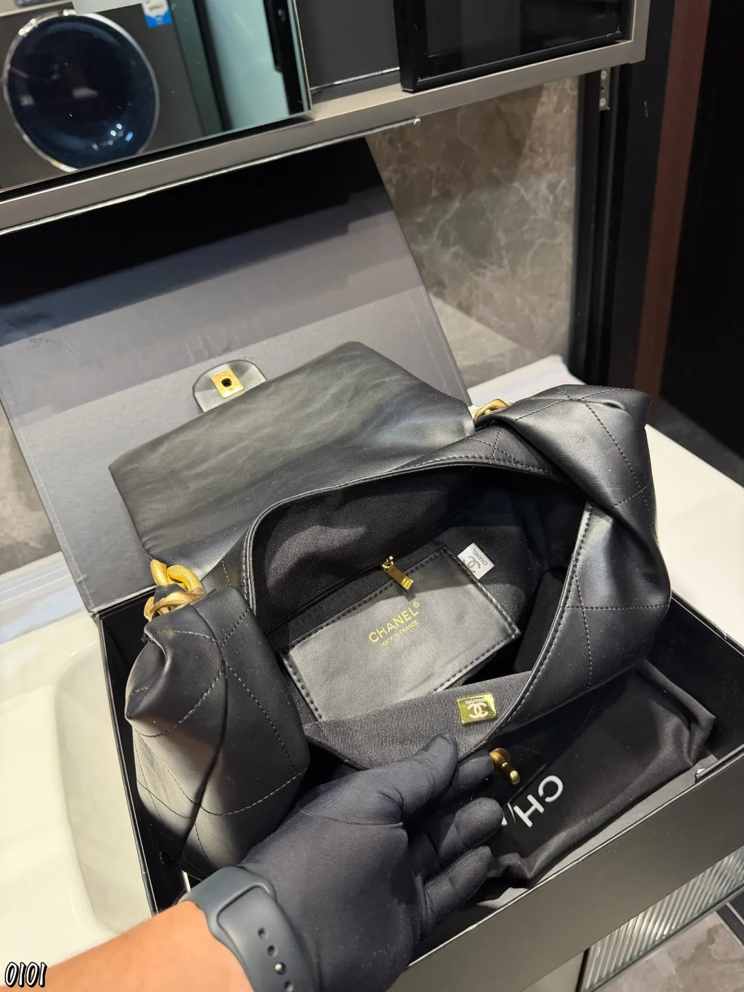 ❤️p165❤️ Chanel 25K Hobo手袋 Chanel 25K Hobo手袋是香奈儿2025秋冬系列新品，亮面小牛皮＋经典菱格纹，质感柔软又高级十。粗链条肩带+双C金属扣，细节精致，容量超大，A4纸都能装下，通勤约会都很适合！黑色百搭，秋冬大衣、成熟套装都能轻松驾驭，情懒随性又实用，是本季热门单品之一尺寸35 28cm