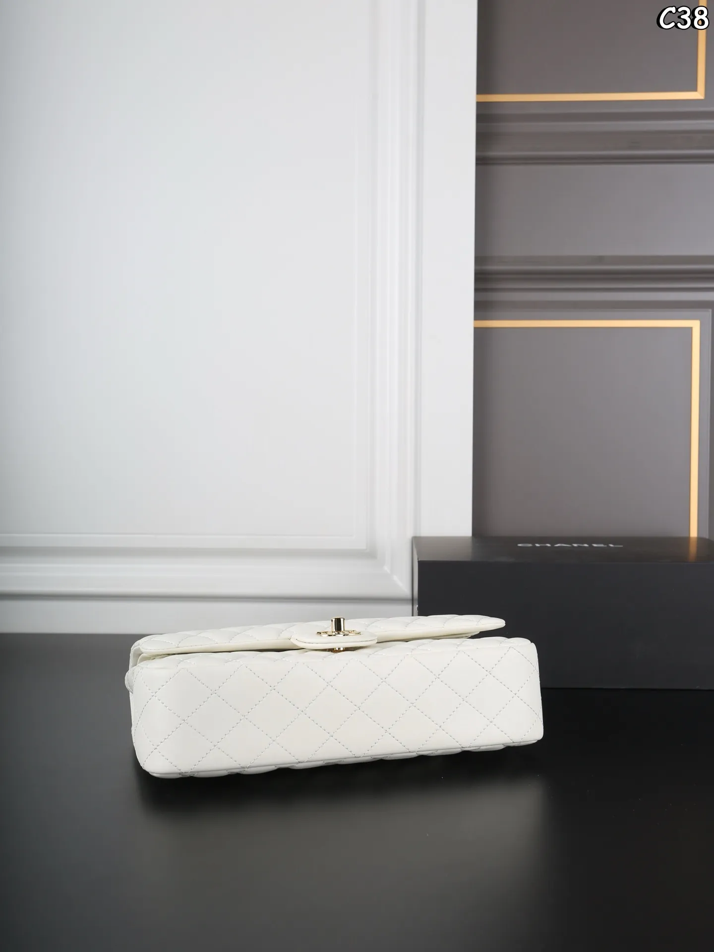 P185 全套礼盒 CHANEL香奈儿 Classic Flap CF 羊皮纹 链条包 口盖包斜挎单肩包 经典永不过时🌟 我真的无法拒绝这款小香[哇R] -黑金羊皮cf中号 经典款就是要配小羊🐑 更能体现出他的优雅 在阳光下光打在包包上真的不要太漂亮 是我心中的白月光了🤍 尺寸：25&times;15