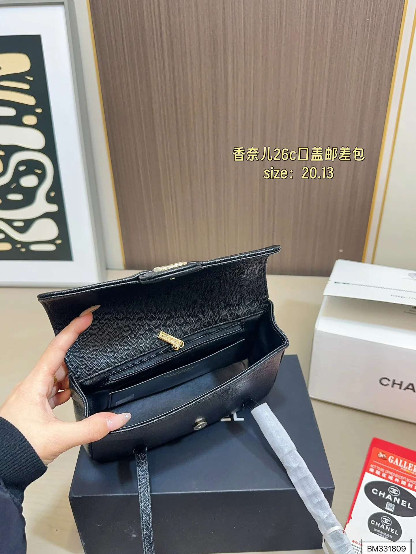 💰125(折叠盒飞机盒) 尺寸20×13 Chanel 香奈儿26c口盖邮差包 鱼子酱皮料颗粒感自带高级 比起链条款皮肩带更加舒适 双c logo小号隐藏按扣开合 又酷又时髦,慵懒又随性!