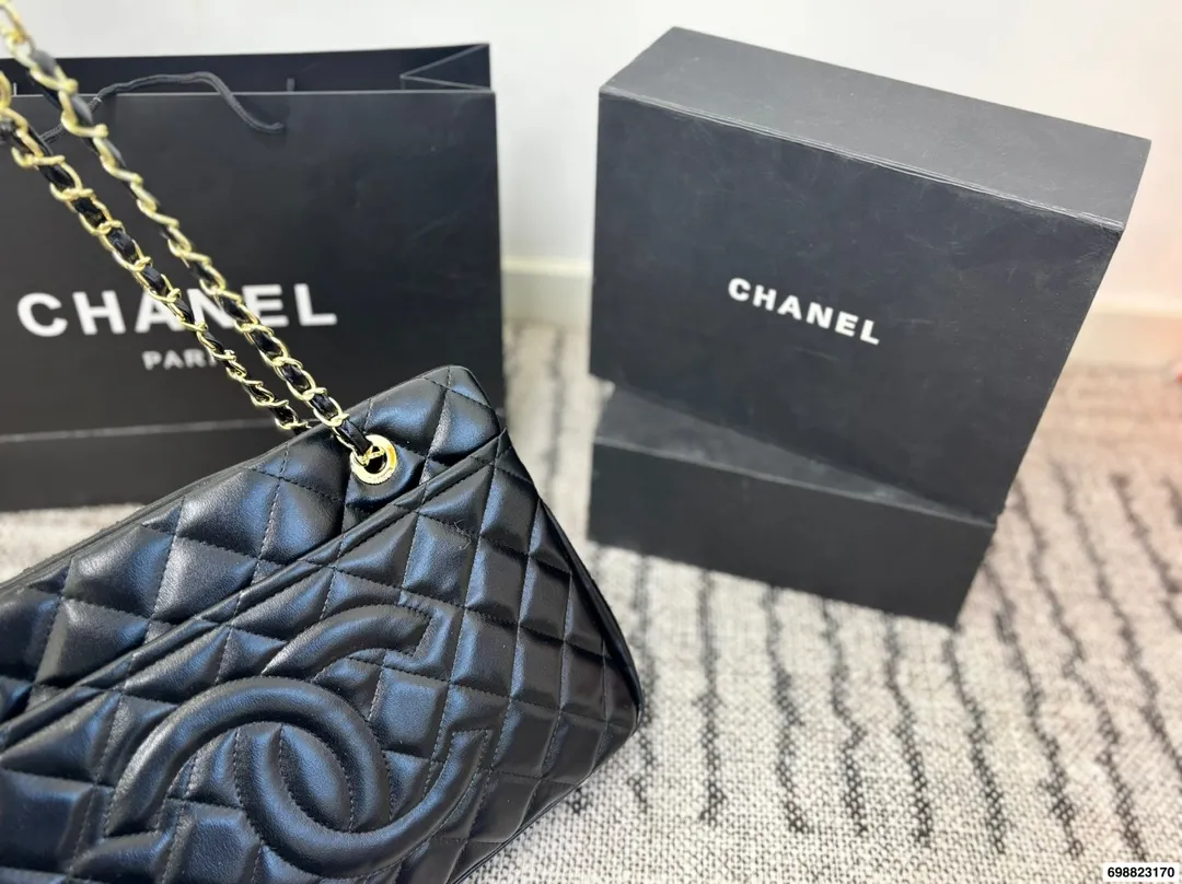 P230⚠️尺寸37*24 香奈儿 Chanel 托特腋下链条⛓️包 经典菱格纹+银色链条,低调又奢华,日常通勤超适合!容量大,内部多隔层,收纳力满分上。链条可调节,单肩or斜挎都OK,实用又时髦,是香奈儿托特包里的热门款!