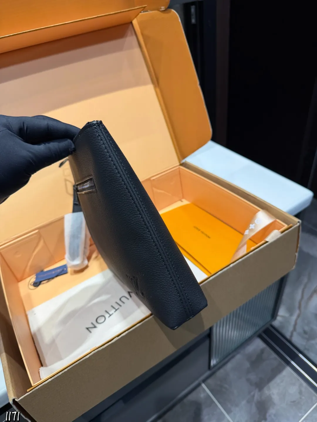 ❤️p110❤️ lv 本款 Takeoff 手拿包为蜡面牛皮革搭配深邃金属件和织物内衬，再令 LV 字母压纹栖身正面一隅，成就商务与休闲场合的精巧之选。充裕空间方便收纳平板电脑，可拆卸腕带实现灵活背携。 22 x 5x30cm