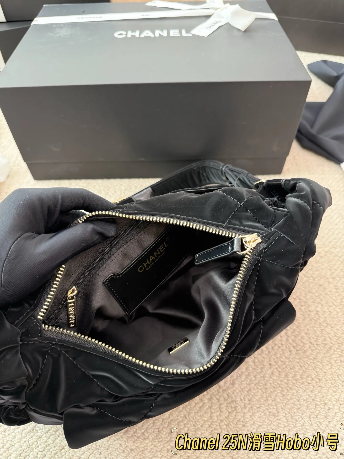 P235 顶级原单 Chanel 25N滑雪系列Hobo包 ▼香奈儿25N滑雪系列Hobo包，黑色绗缝尼龙材质，轻便又耐用，金属链条+皮质肩带，双链条设计超有辨识度 +。正面双C Logo, 品牌感满满!小号日常通勤、休闲都OK，单肩斜挎随心切换，实用又时髦。滑雪系列灵感,户外感与时尚兼具，去年超火山，时髦精们都爱!25cm