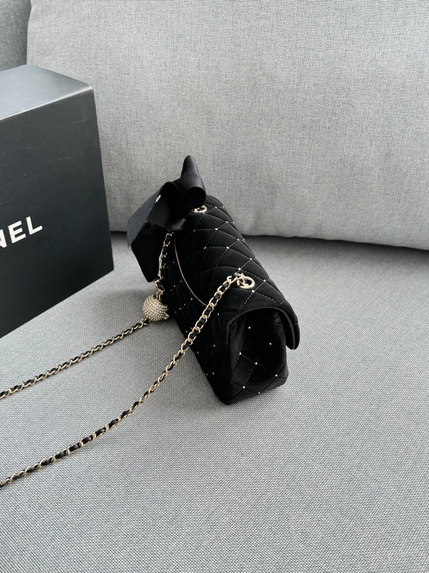 大💰170 小💰160 size：20&times;12/17&times;12 CHANEL香奈儿 Classic Flap CF 25A 丝绒 钻球 蝴蝶结 方胖子 链条包 单肩包 黑色丝绒材质+经典菱格纹，点缀小钻超精致。蝴蝶结装饰优雅复古，金属链条+双C标志，品牌感满满! 日常出街或晚宴都能轻松驾驭，丝绒自带光泽，四季都能搭配，实用又时髦，是香奈儿经典系列的代表作之一